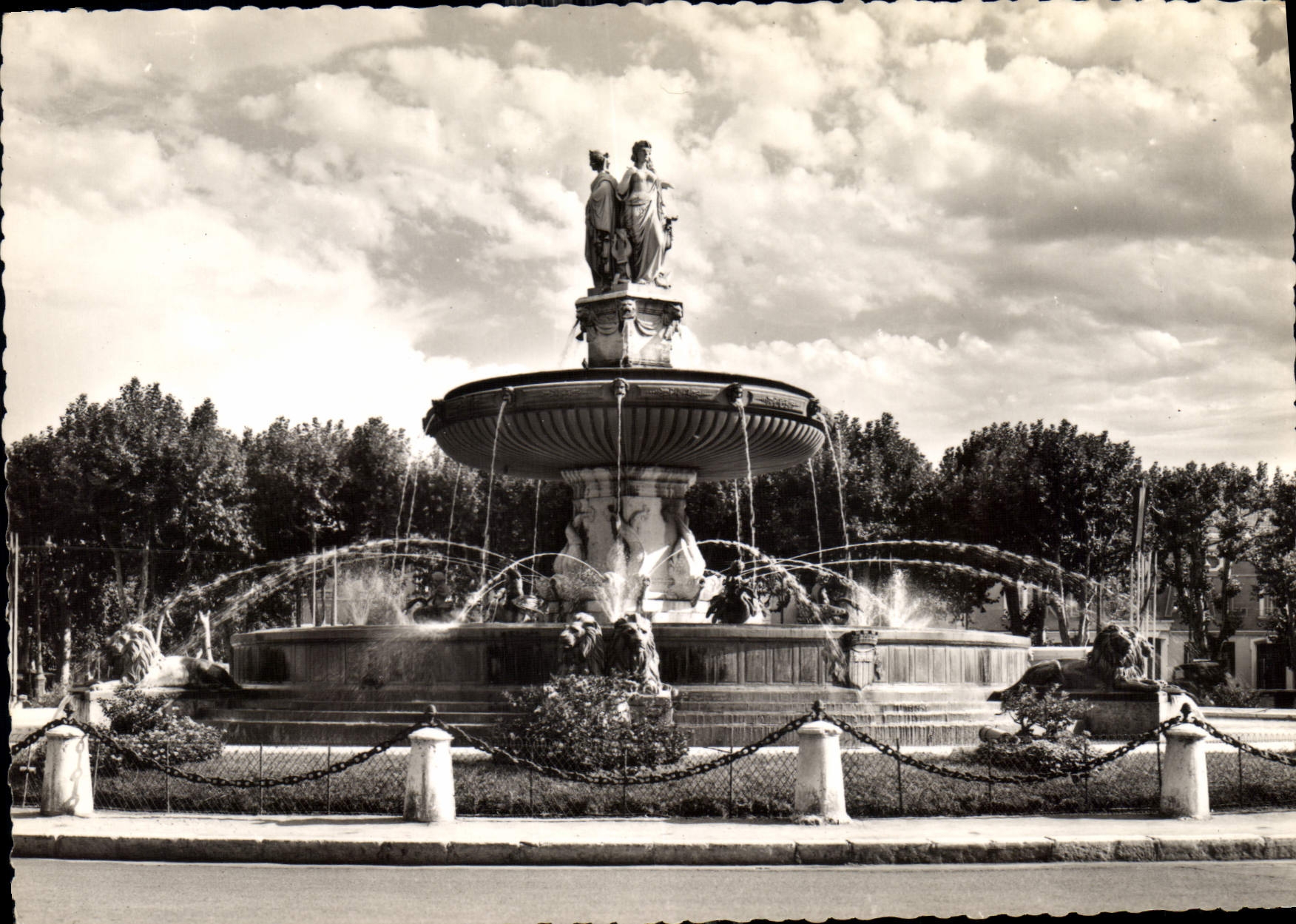 CPM La Cite du Roy Rene Aix en Provence la Grande Fontaine sur la Rotonde XIX S 