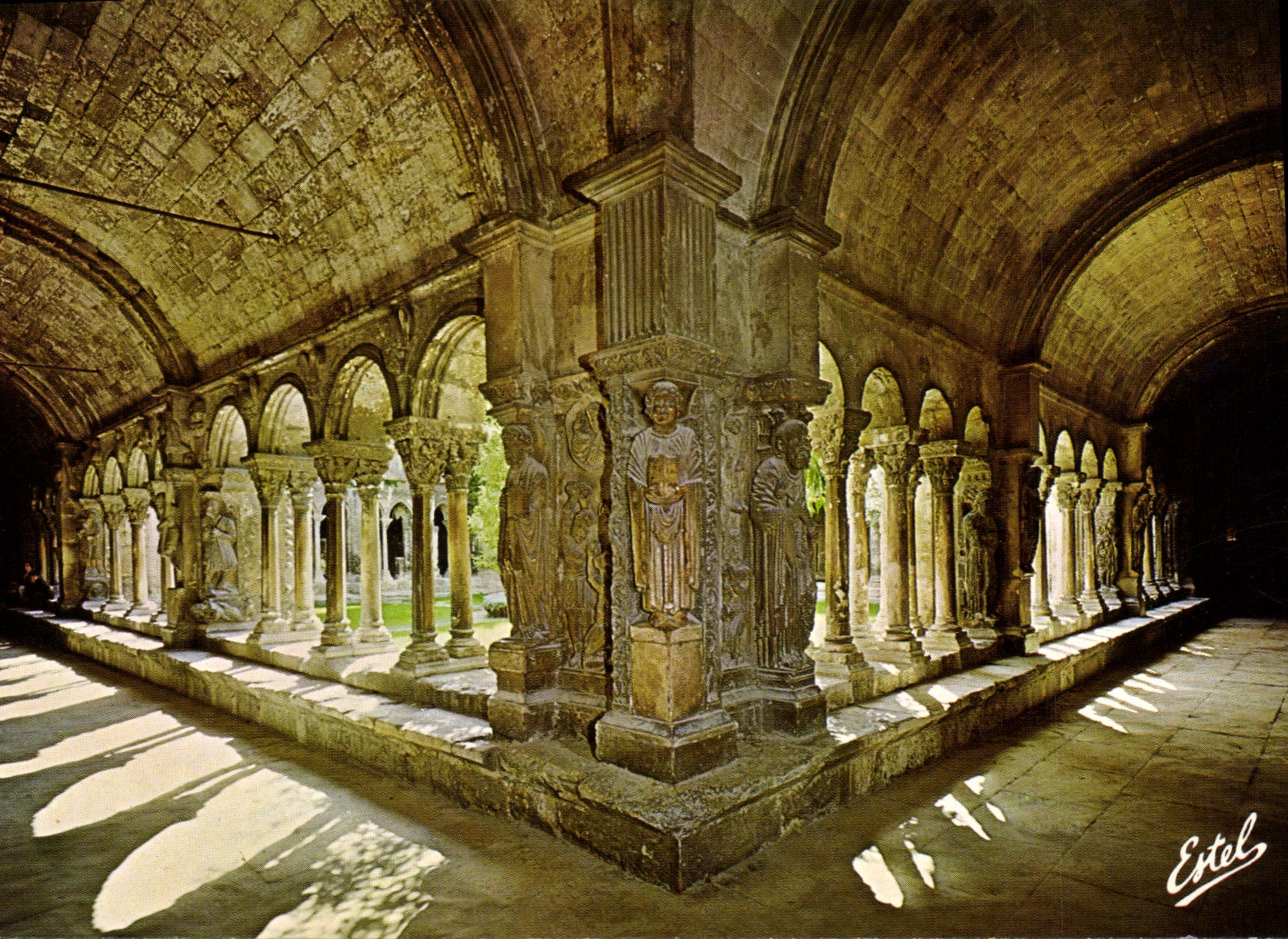 CPM En Provence Arles Bouches du Rhone le Cloitre Saint Trophime XII siecle les Galeries nord et est