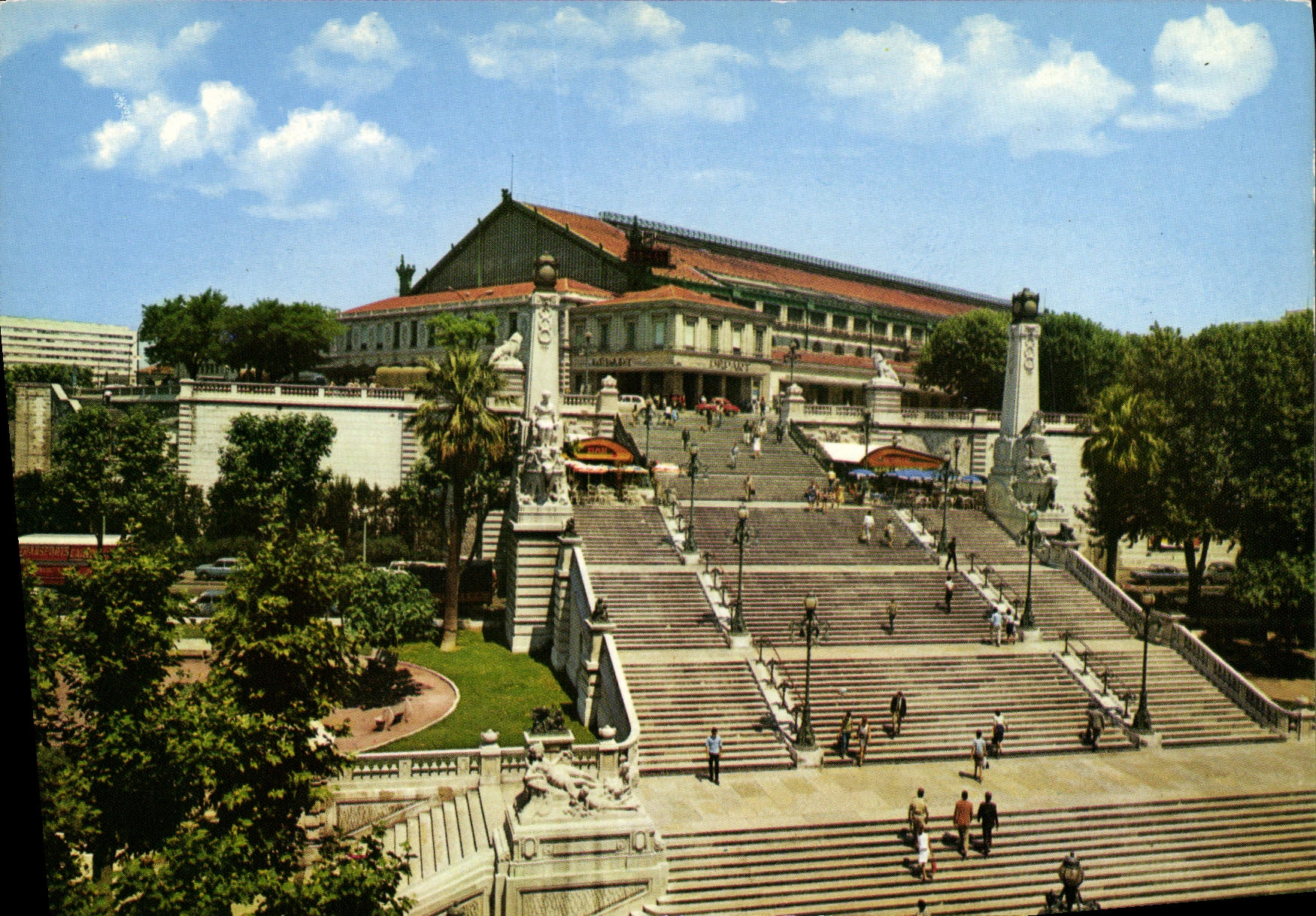 CPM Le Carrefour du Monde Marseille B du R Escalier monumental et Gare St Charles 