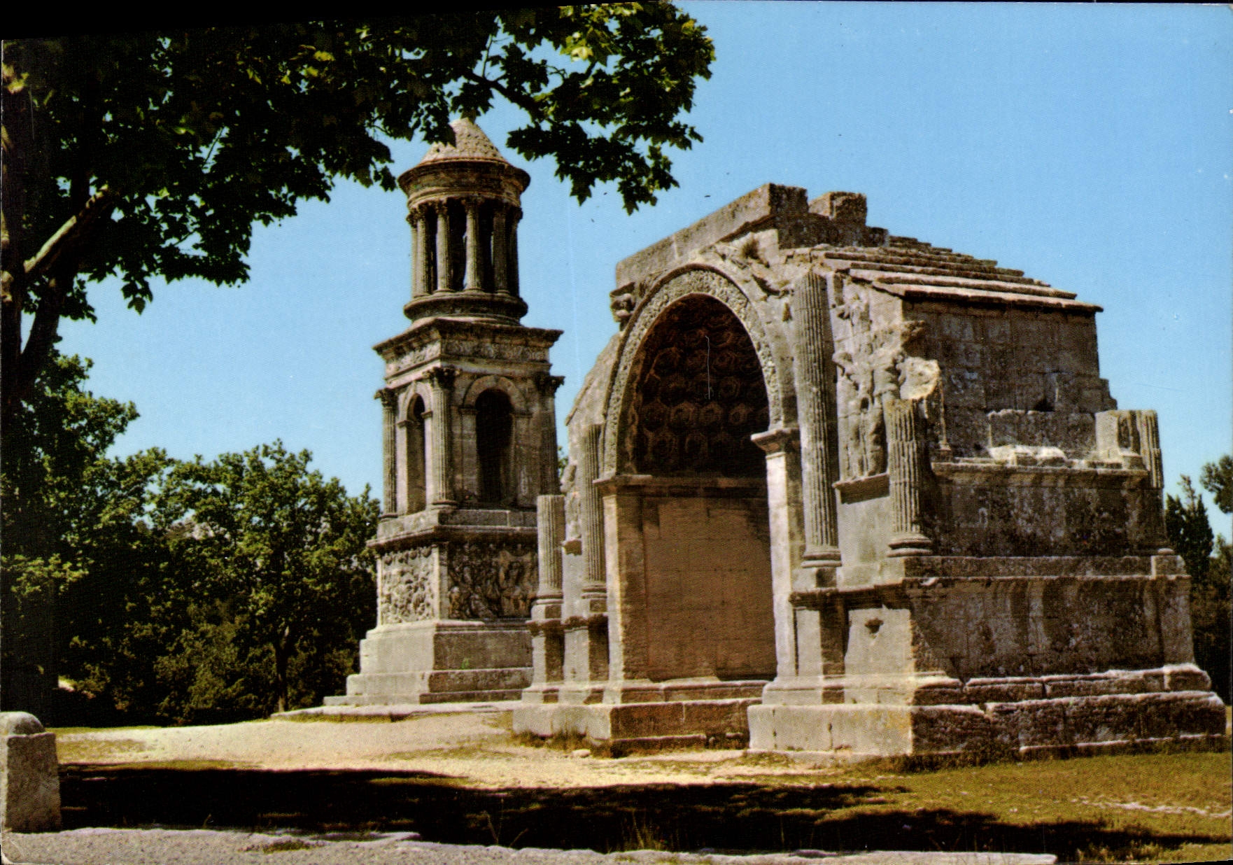 CPM Saint Remy de Provence les Antiques le Mausolee des Jules et l'Arc Municipal