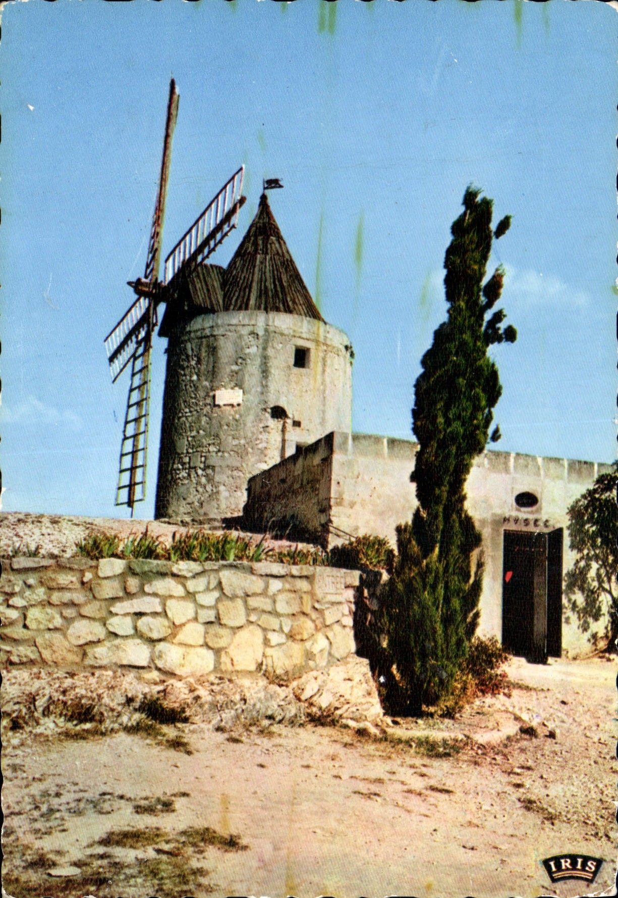 CPM Reflets de Provence Fontvieille B du R le Moulin de Daudet d'ou le grand conteur a date ses Lett