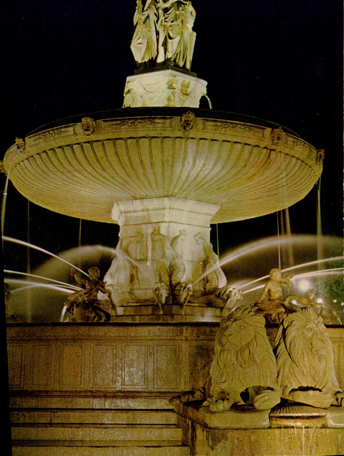 CPM Le Cite du Roy Rene Aix en Provence Grande Fontaine sur la Rotonde la nuit 