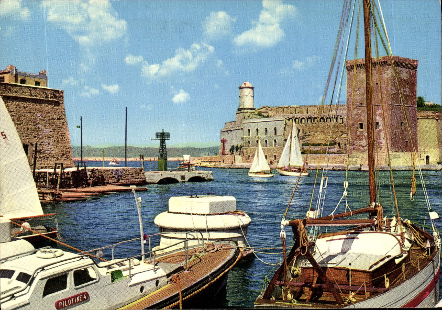 CPM Marseille entree du Port et le Fort Saint Jean Bateau