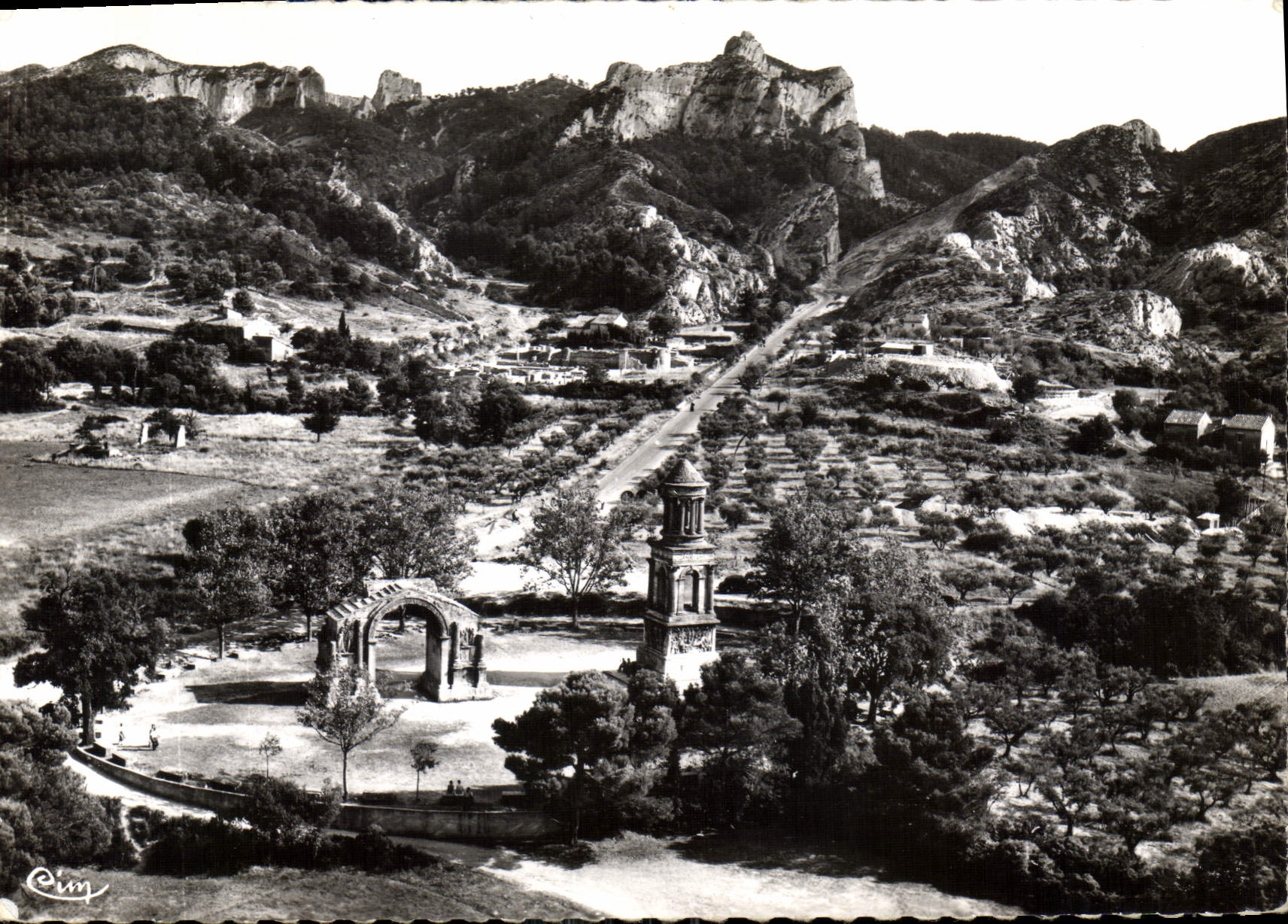 CPM St Remy de Provence B du Rh vue aerienne sur les Antiques les Ruines de Glanum et le Mont Gossie