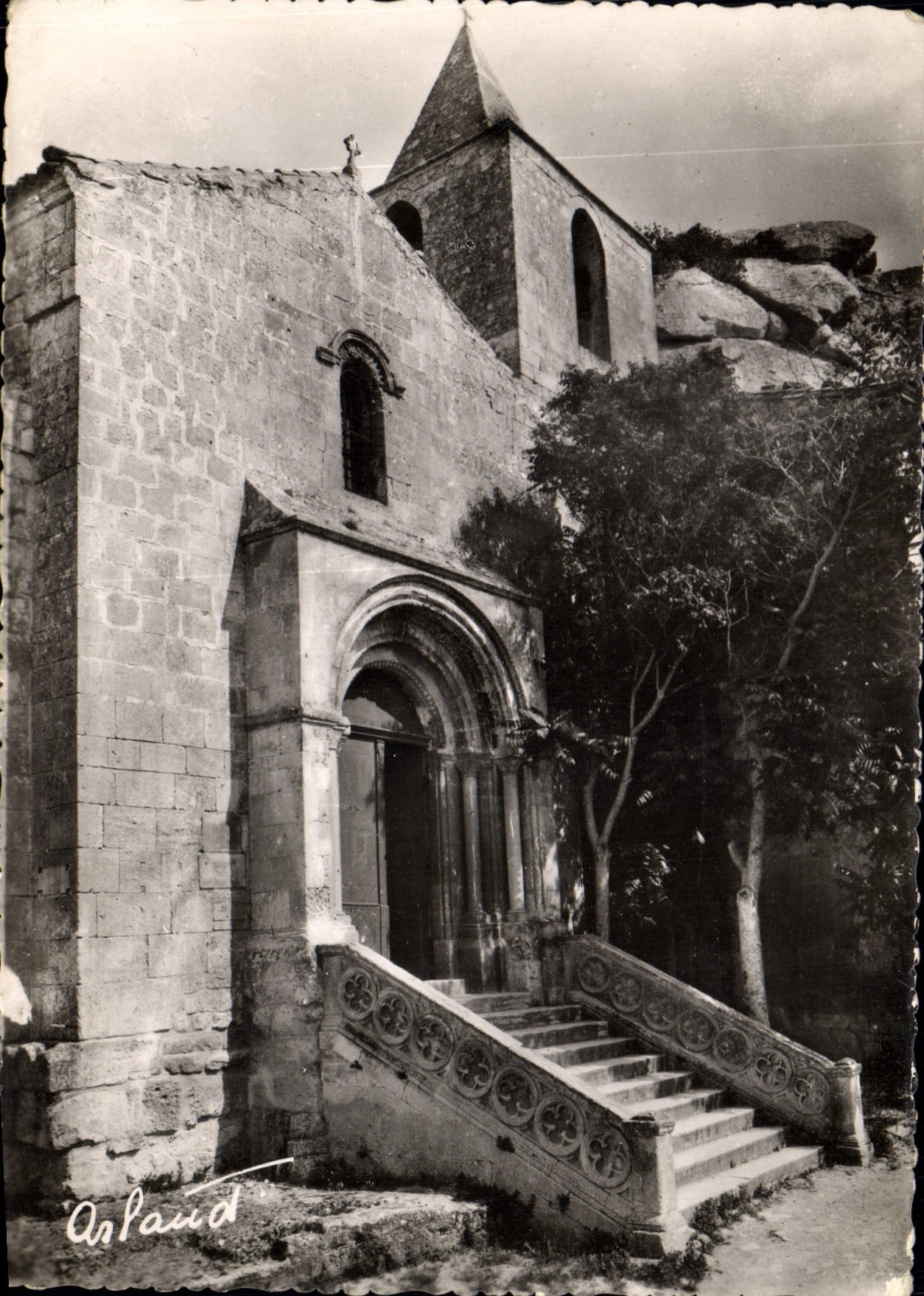 CPM Les Baux de Provence B du Rhone Eglise Saint Vincent Portail roman XII