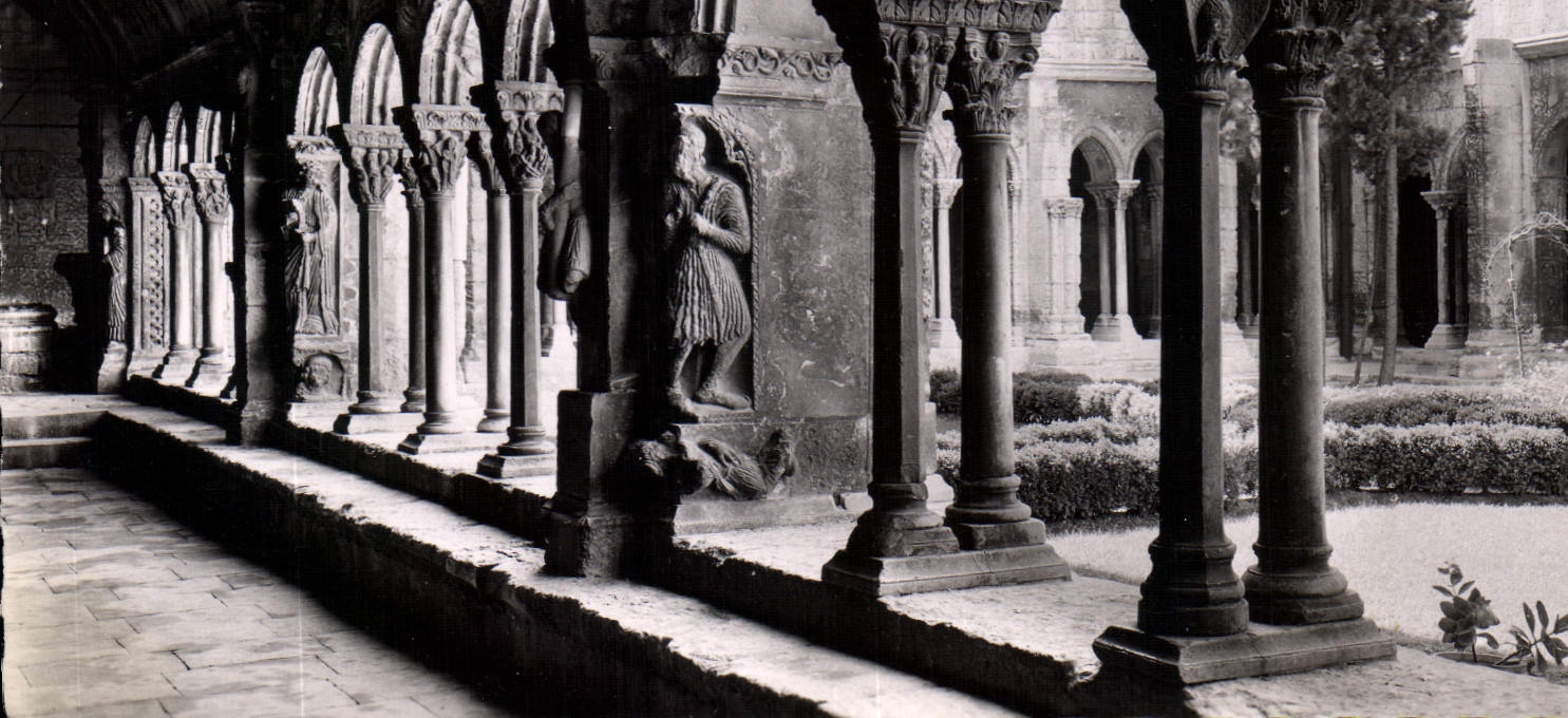 CPM Arles les Galeries du cloitre Saint Trophime XIII S 