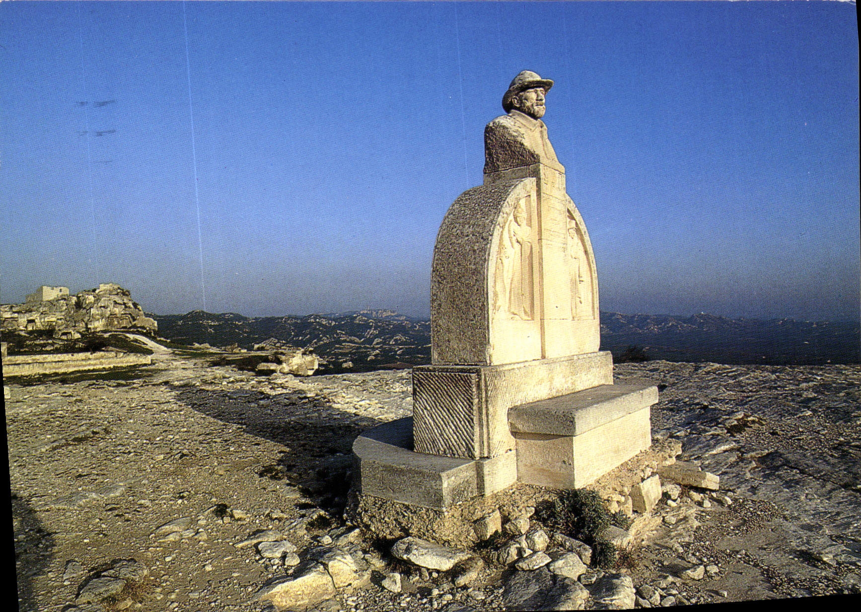 CPM Les Baux de provence la Citadelle Monument Charloun Rieu Poete Provencal qui a chante les Baux