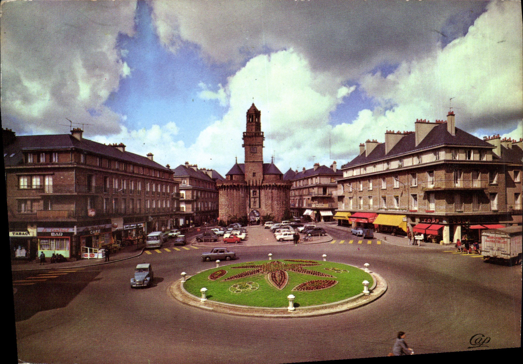 CPM Vire le Rond Point et la Porte de l'Horloge Tours jumelles XII S Belfroi XV S