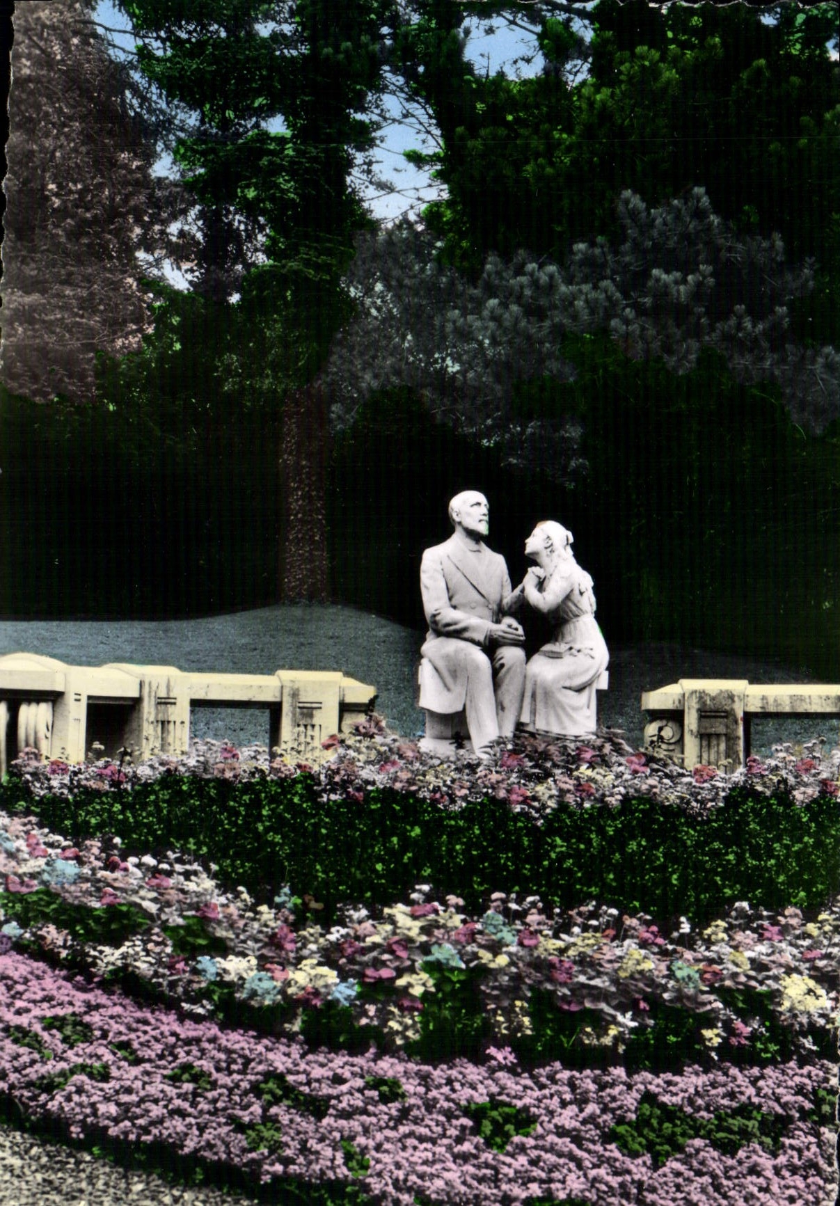 CPM Aux Buissonnets Lisieux le groupe sculpte du jardin