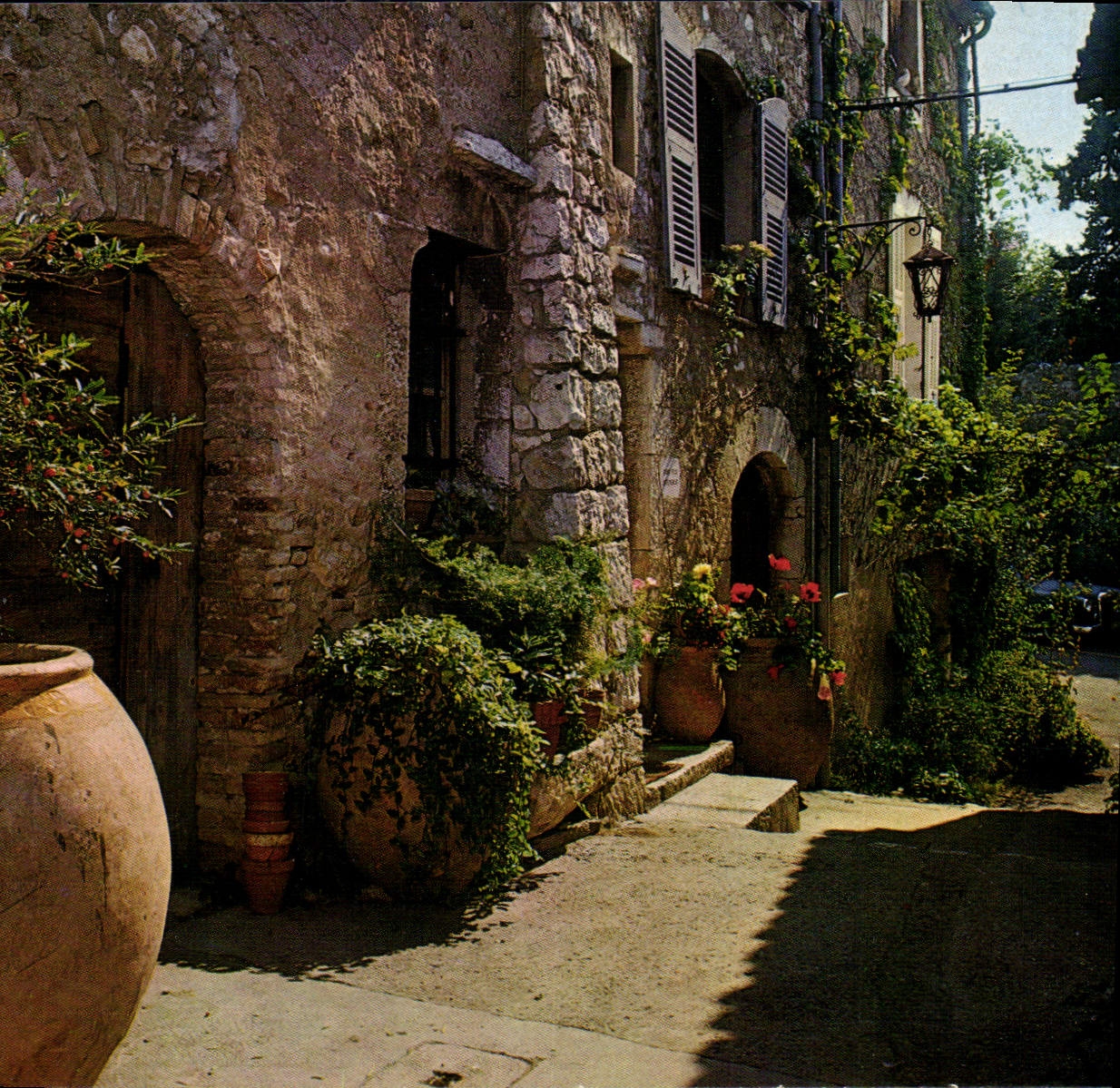 CPM Cote d'Azur Saint Paul Alpes Maritimes vieille rue pittoresque 