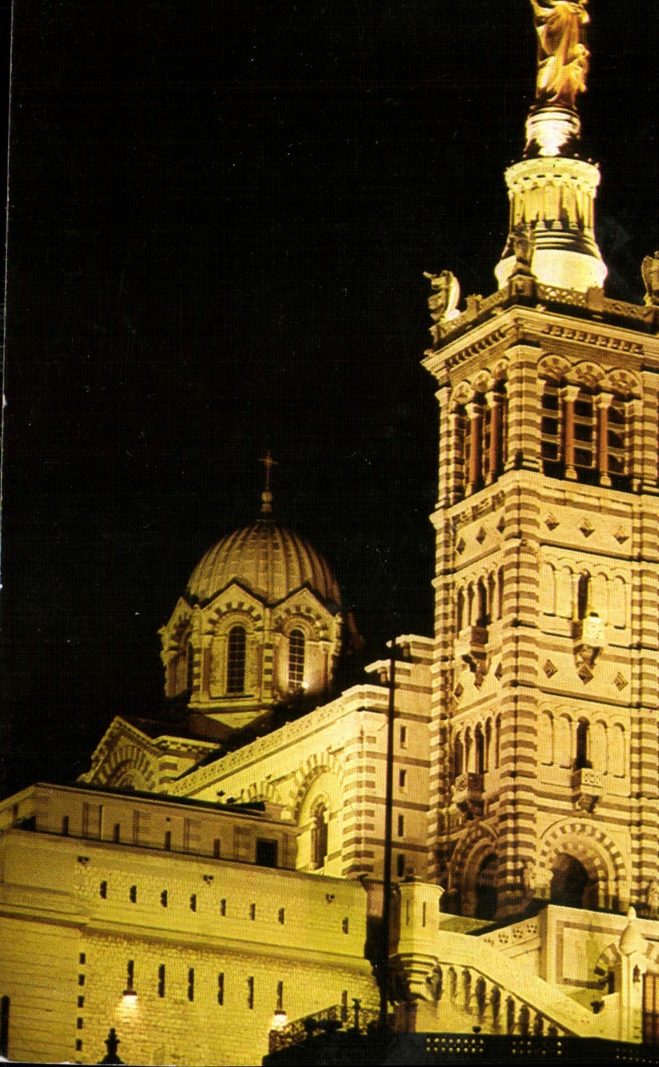 CPM Le Carrefour du monde Marseille Basilique Notre Dame de la Garde la nuit 