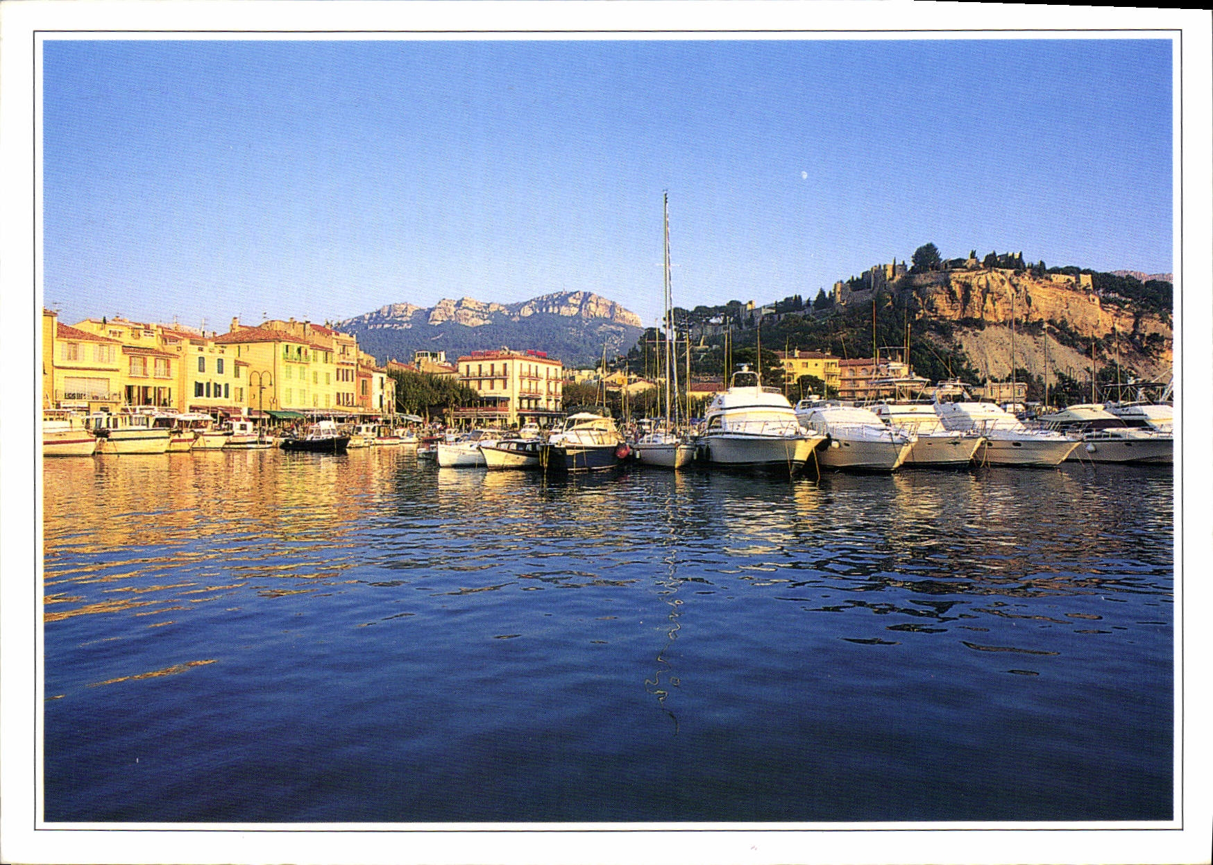 CPM Cassis vue du Port domine par le Chateau
