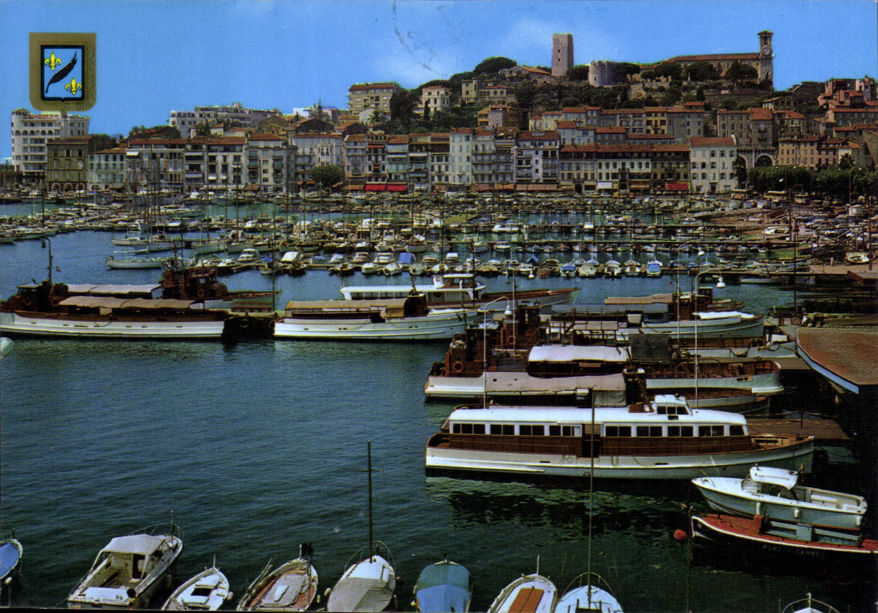 CPM Cannes un Coin du Port le Quai Saint Pierre et le Suquet