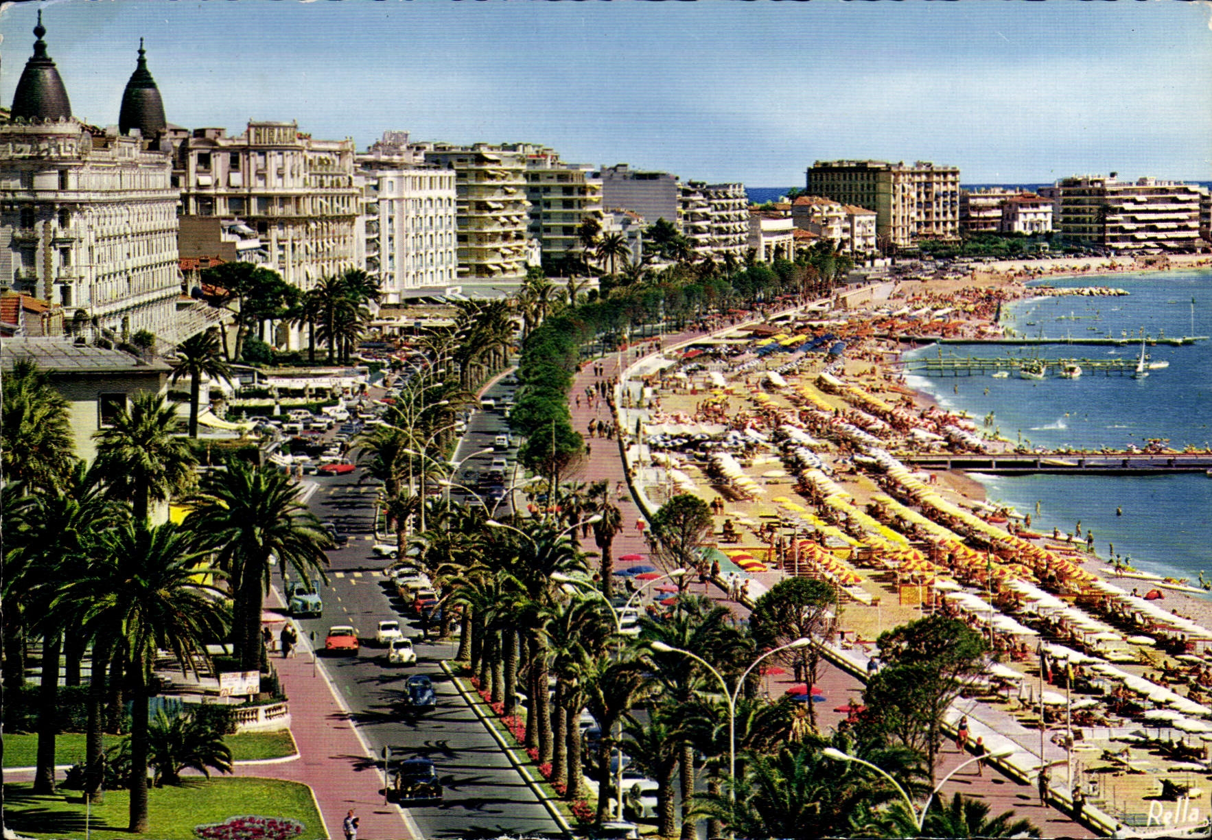 CPM La Cote d'Azur Cannes A M la Croisette et ses plages a gauche la Carlton le Miramar et le Martin