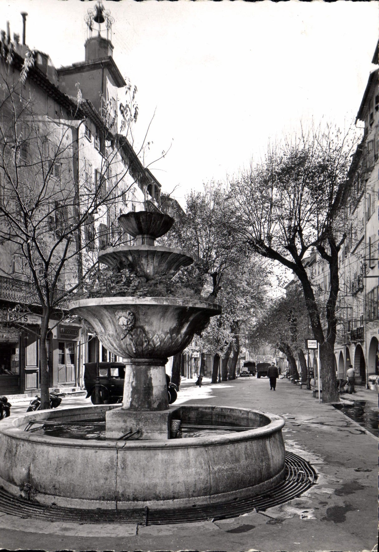CPM Grasse la Place aux Aires et la Vieille Fontaine Parfumerie Honore Payan Grasse 