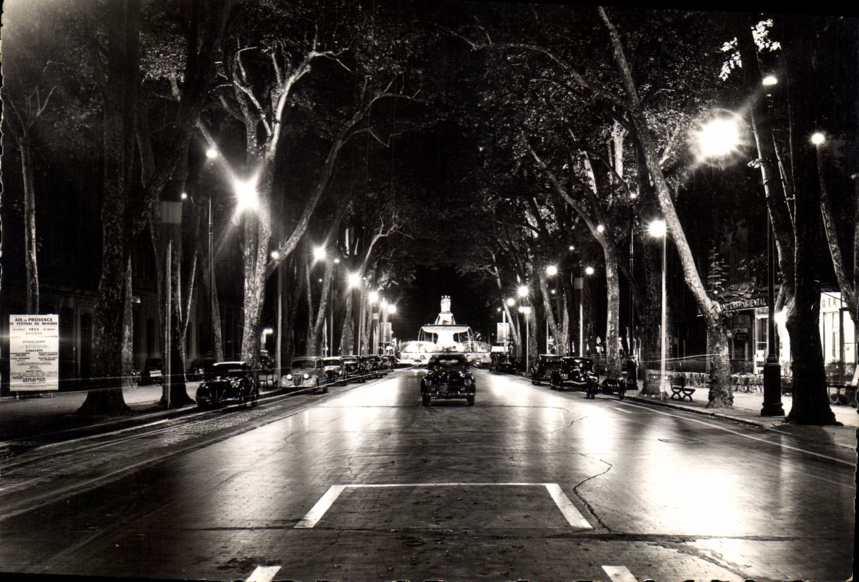 CPM La Cite du Roy Rene Aix en Provence le cours Mirabeau la Nuit Dans le fond la Grande Fontaine il