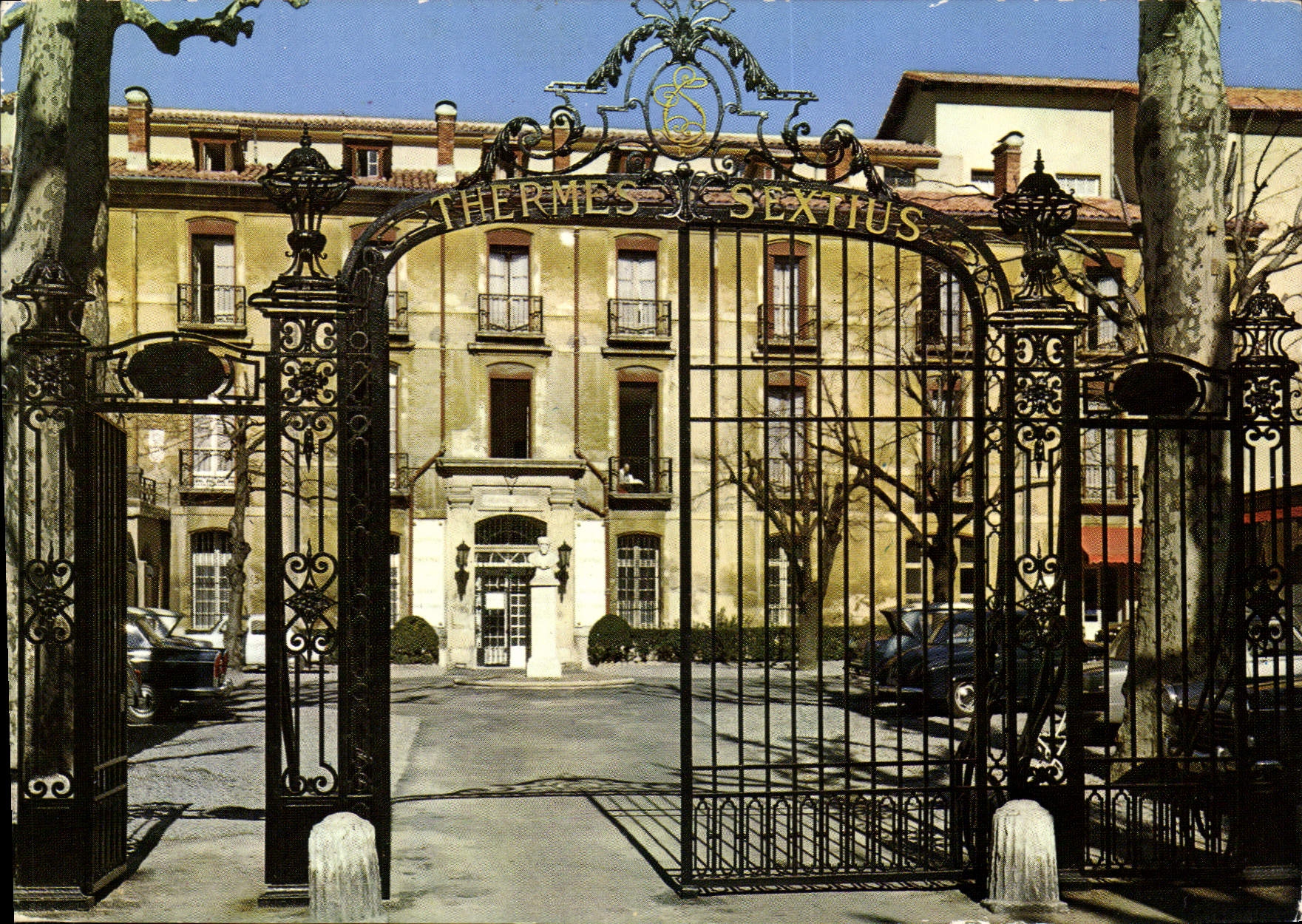 CPM La Cite du Roy Rene Aix en Provence entree des Thermes Sextius 