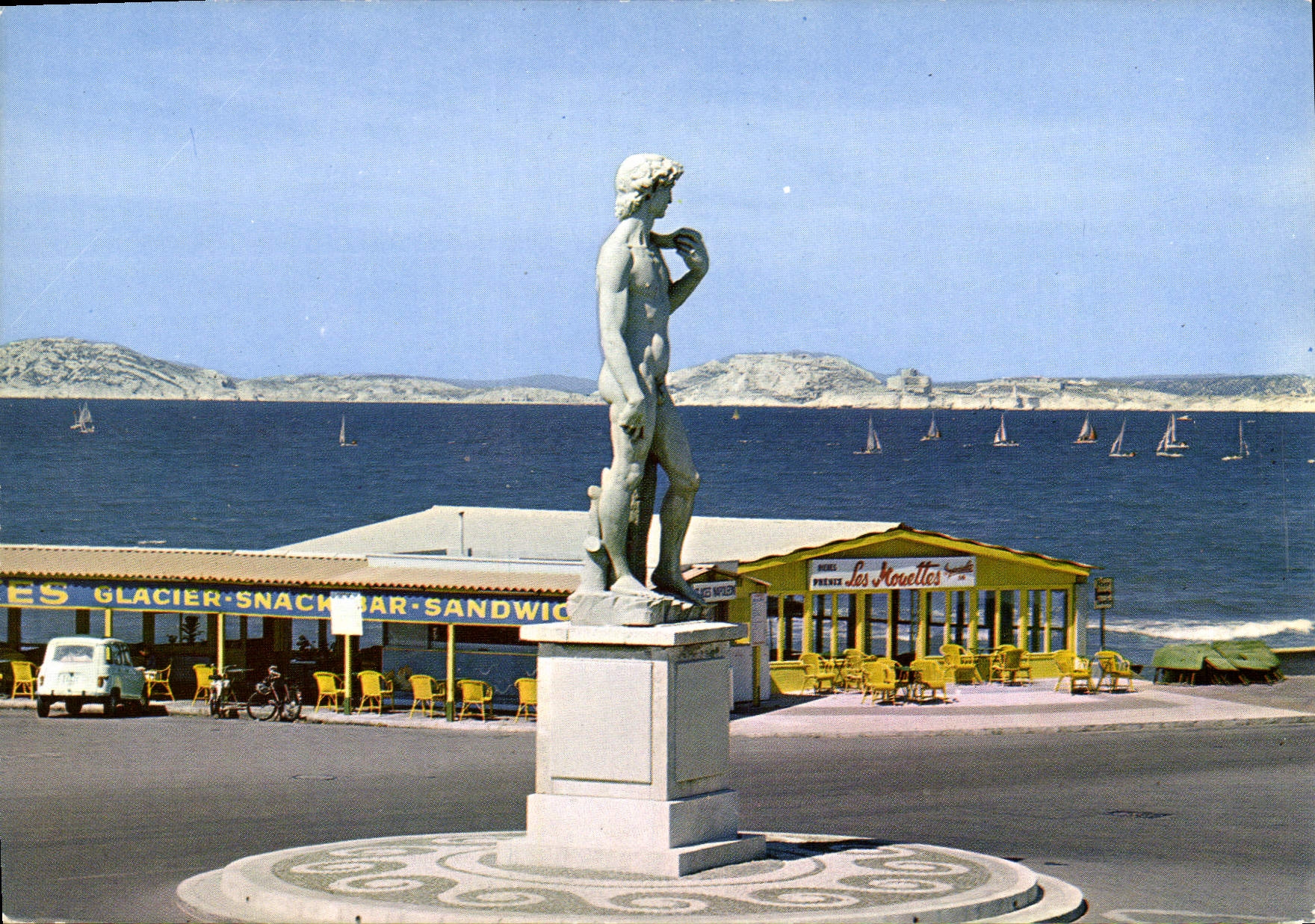 CPM Le Carrefour du Monde Marseille le Rond Point de la Plage au Loin le Chateau d'if et les Iles du