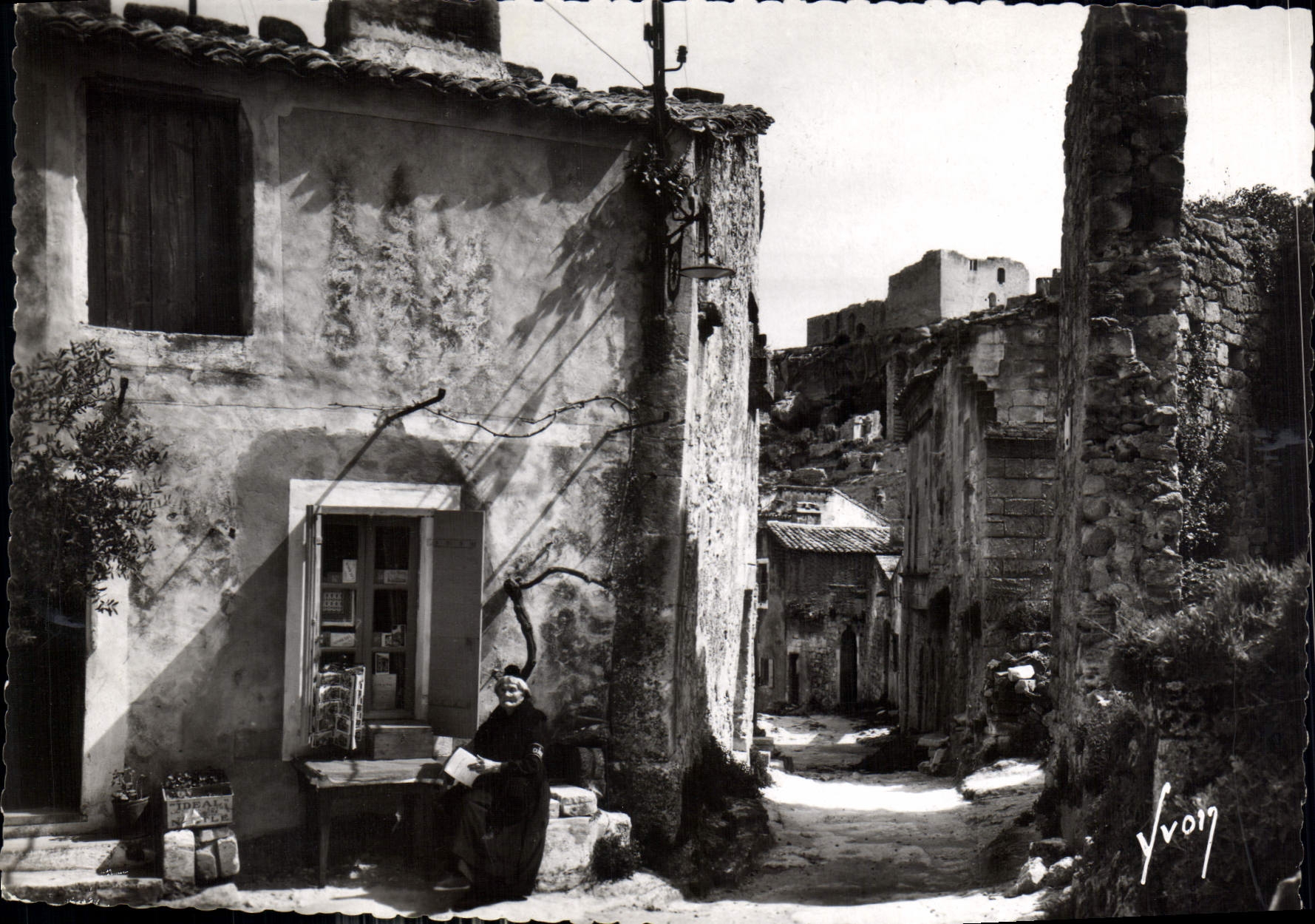 CPM Les Baux B du R Rue du Trincat au fond ruines du chateau feodal