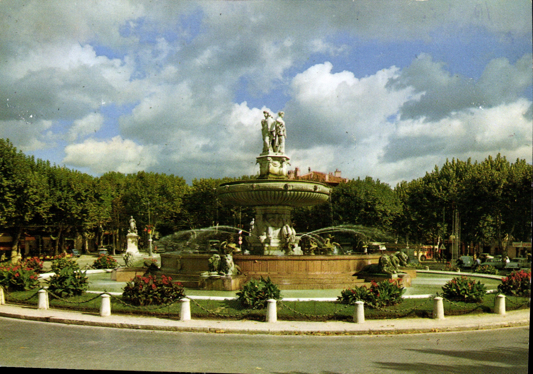 CPM La Cite du Roy Rene Aix en Provence la grande Fontaine sur la Rotonde 