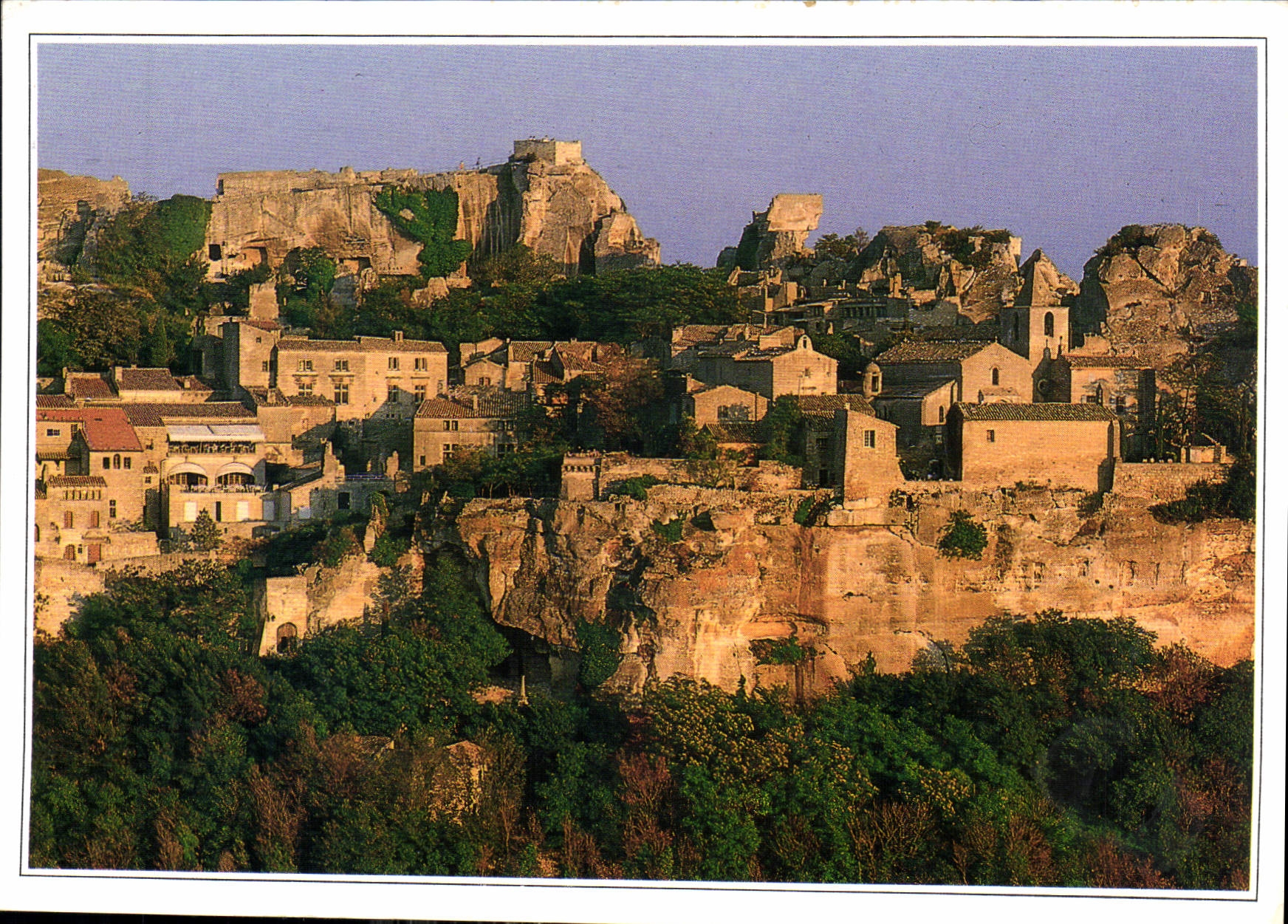 CPM Au coeur de la Provence Village des Baux de Provence et ruines du chateau feodal 