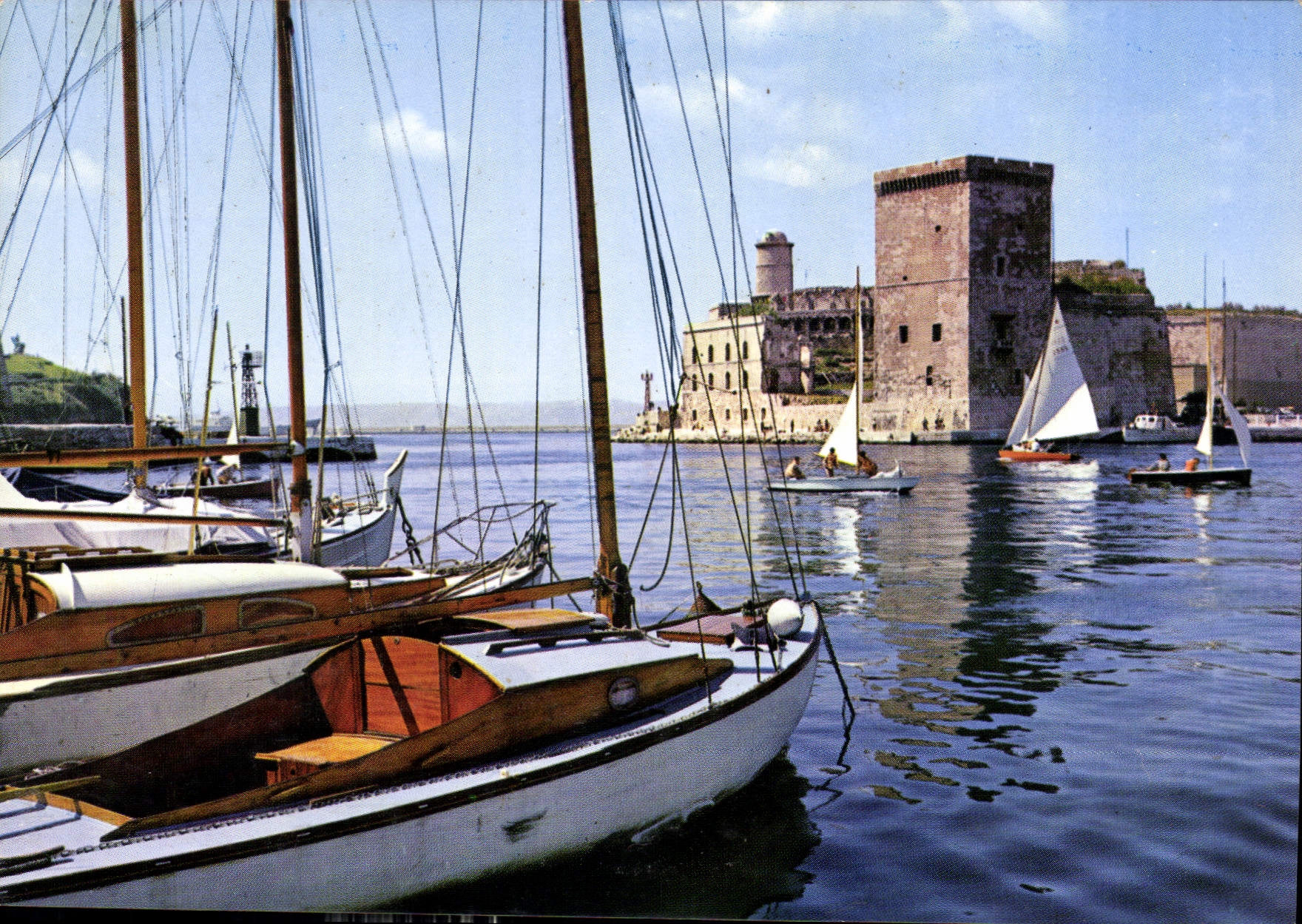 CPM Le Carrefour du monde Marseille l'entree du port et le Fort Saint Jean Bateau
