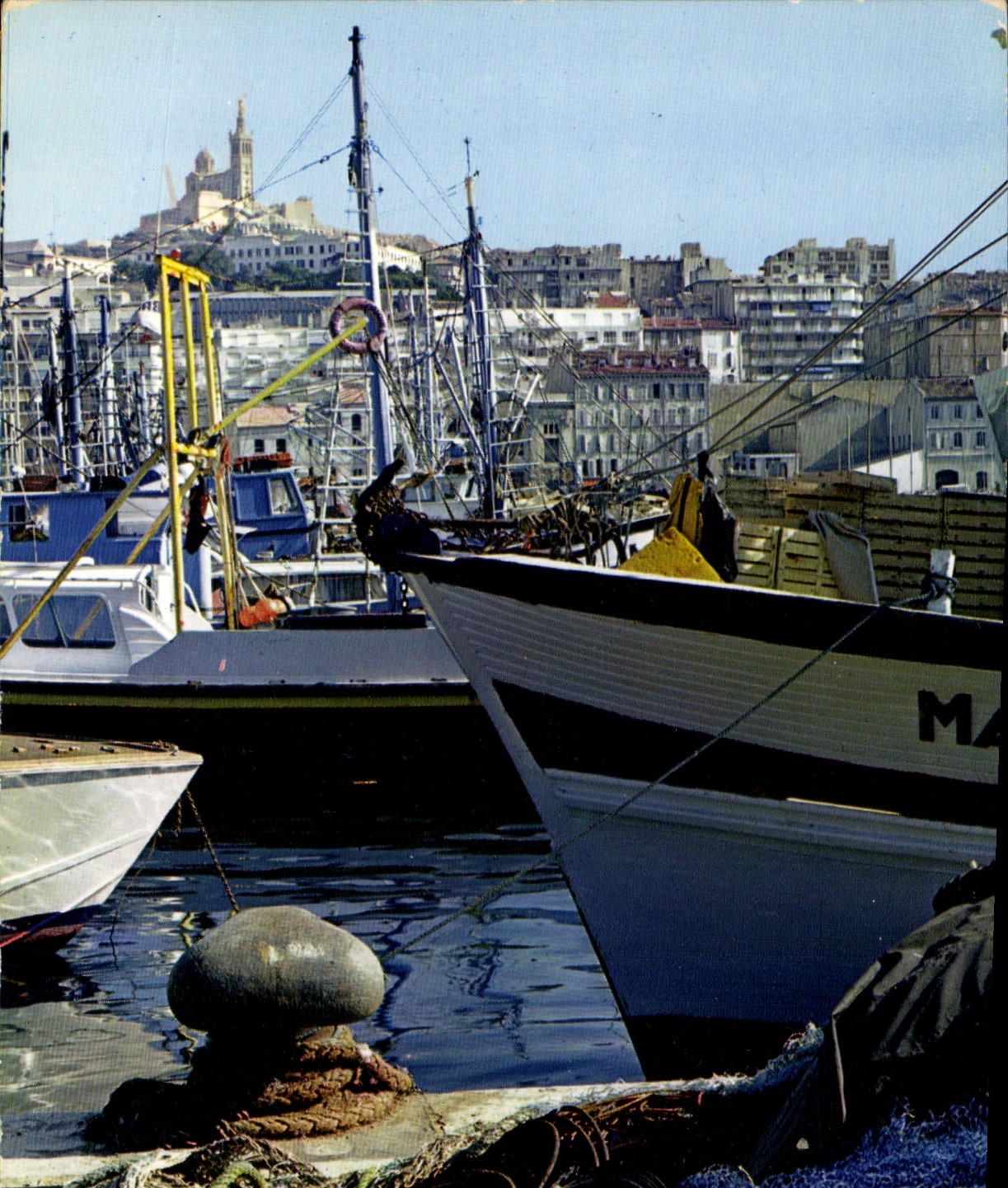CPM Reflets de Provence Marseille B du R le Vieux Port et Notre Dame de la Garde Bateaux