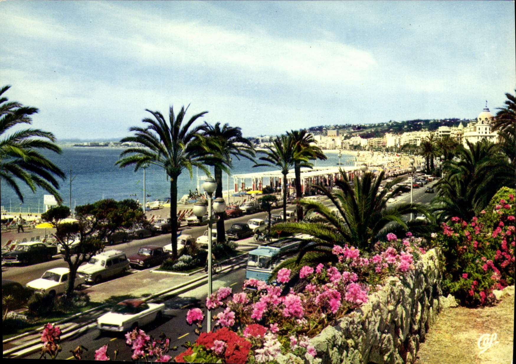CPM Nice Capitale Mondiale du Tourisme la Baie des Anges et la Promenade des Anglais vue vers l'Aero