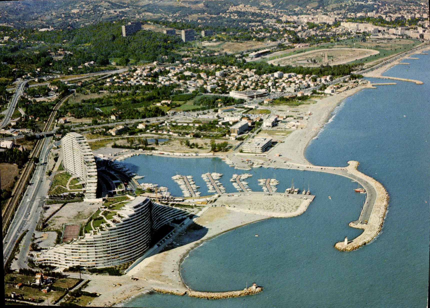 CPM Cote d'Azur Villeneuve Loubert Plage vue aerienne Marine Baie des Anges et son port La plage 