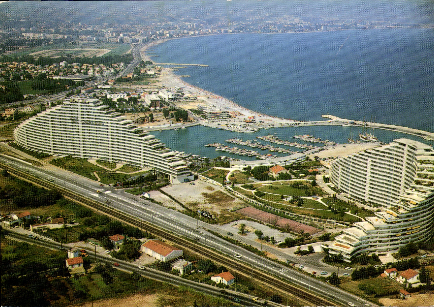 CPM La Cote d'Azur inoubliable Villeneuve Loubet vue aerienne vue panoramique sur la Baie des Anges 