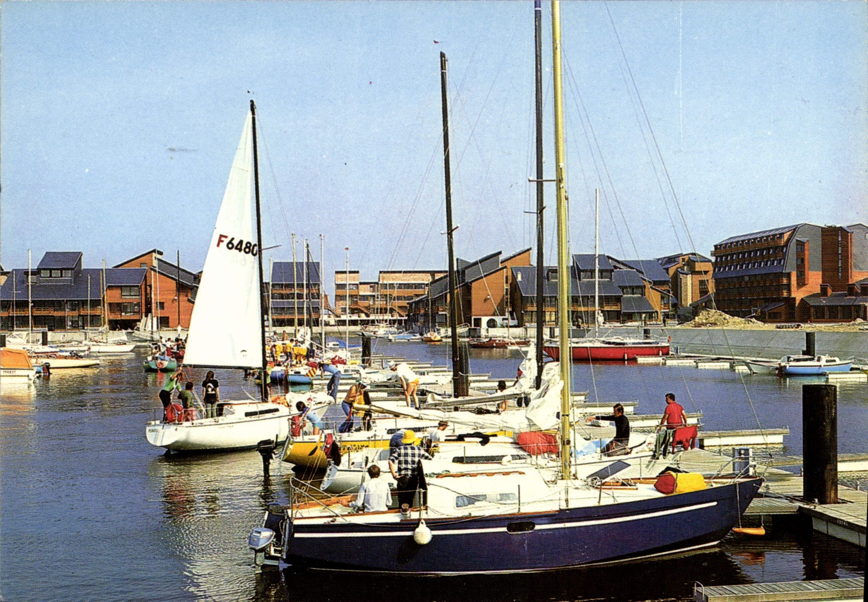 CPM Deauville Plage fleurie le port et les Marinas Bateaux
