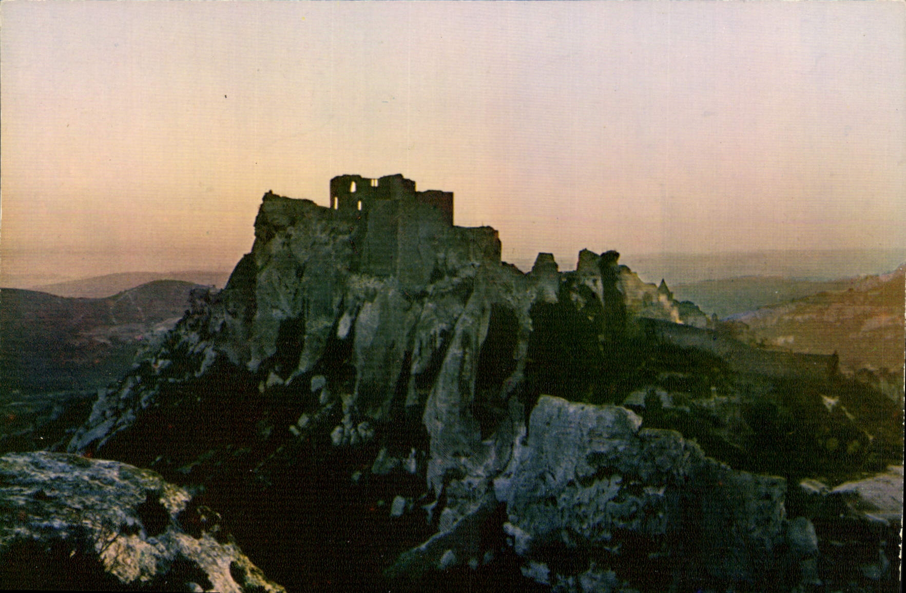 CPM Les Baux de Provence B du Rh Crepuscule sur le chateau des Baux XIIIs