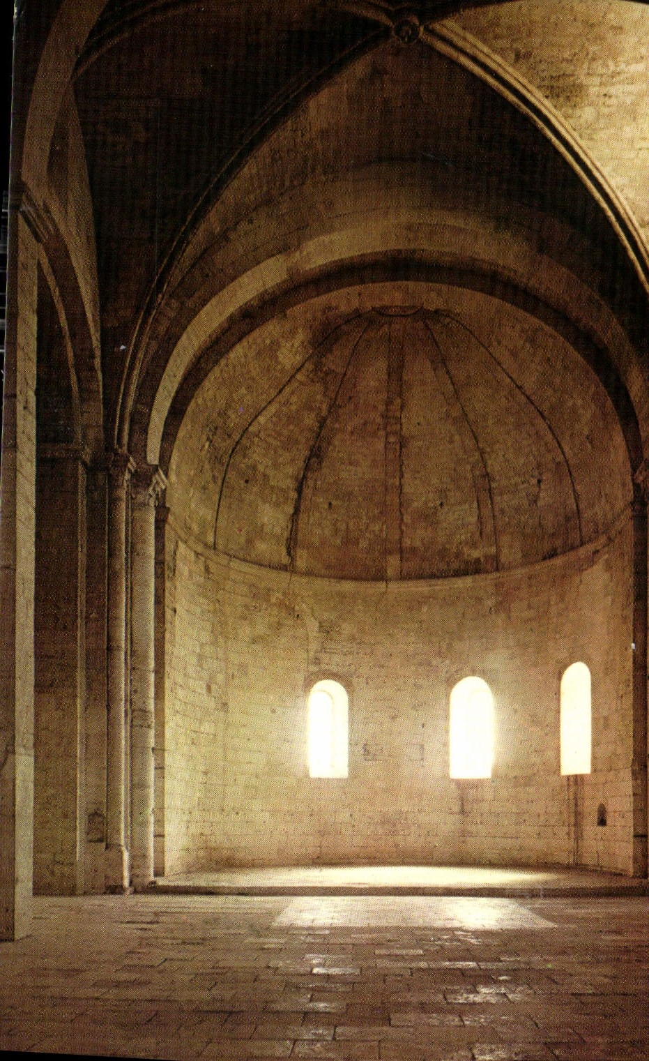 CPM Abbaye de Montmajour XIIs Interieur de l'Eglise Notre Dame 