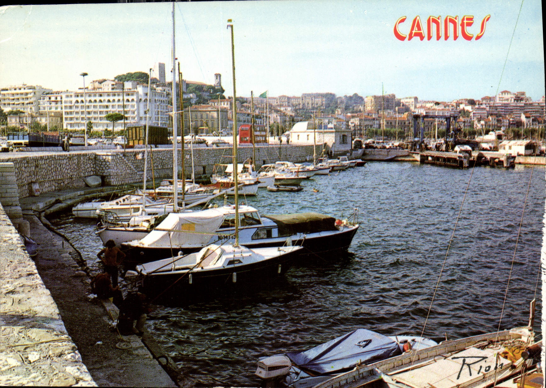 CPM La Cote d'Azur inoubliable Cannes Le Quai Leboeuf et l'HOtel Mediterranee Bateaux