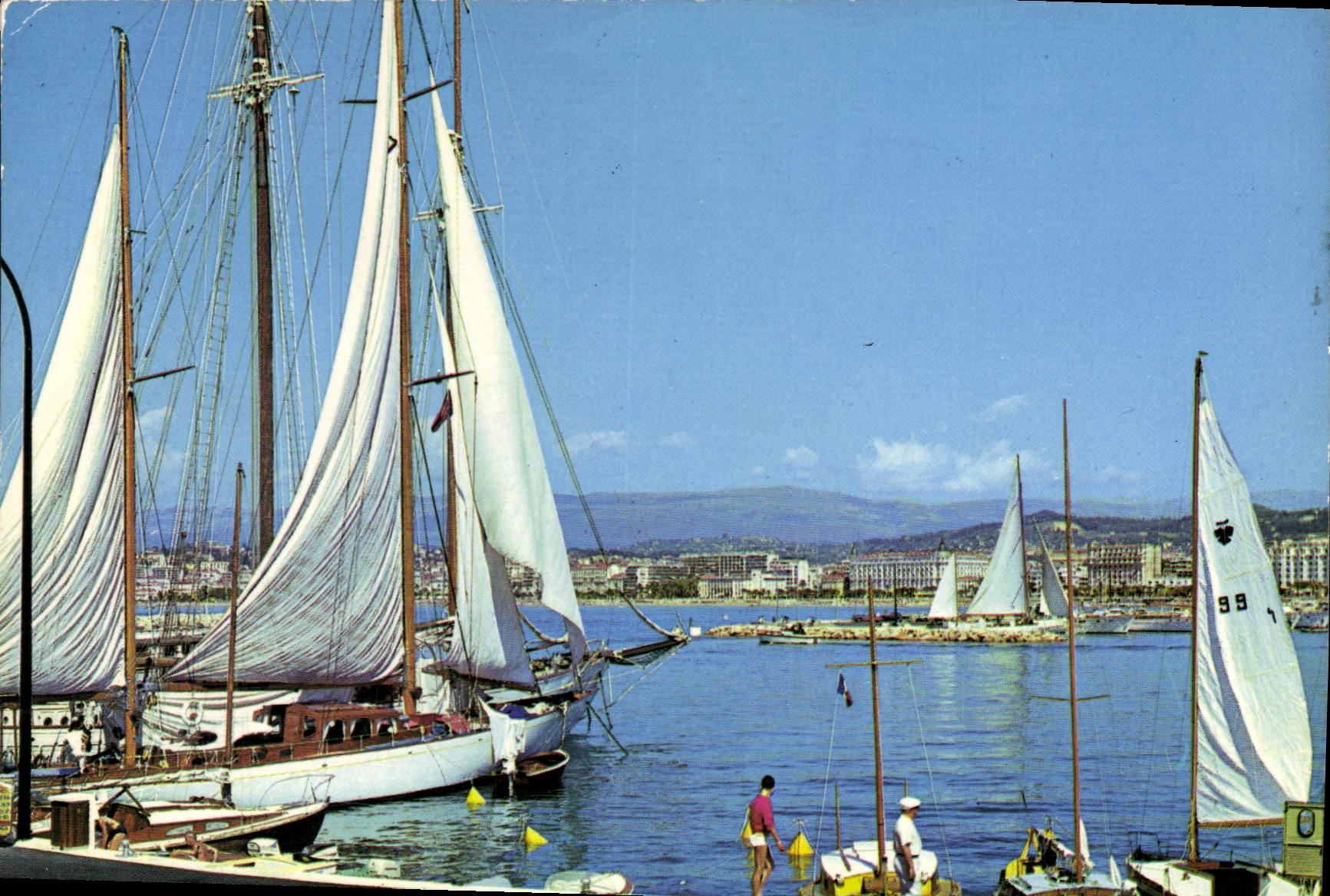 CPM Cannes vue prise sur la Croisette depuis le nouveau Port Pierre Canto Bateau