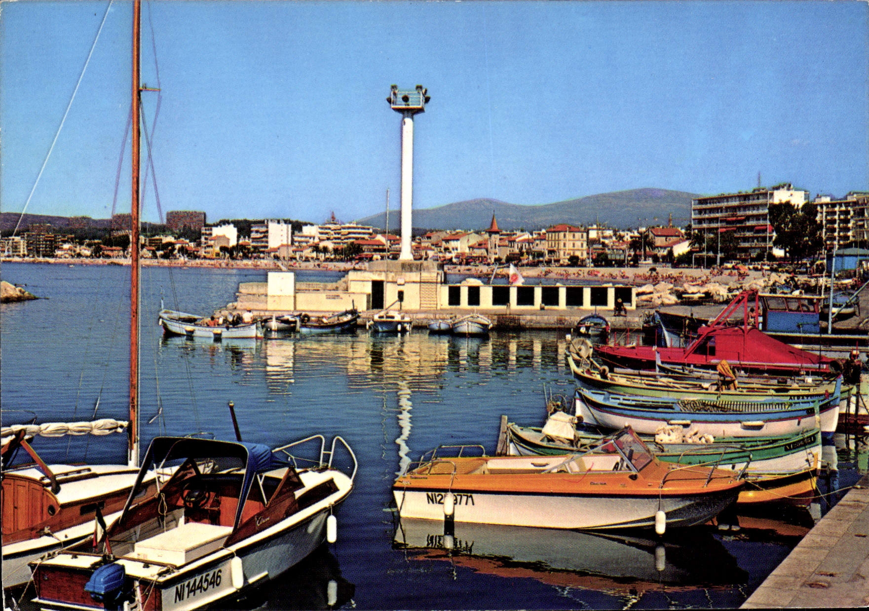 CPM Au Soleil de la Cote d'Azur Cros de Cagnes le Port vue generale de la ville Bateaux