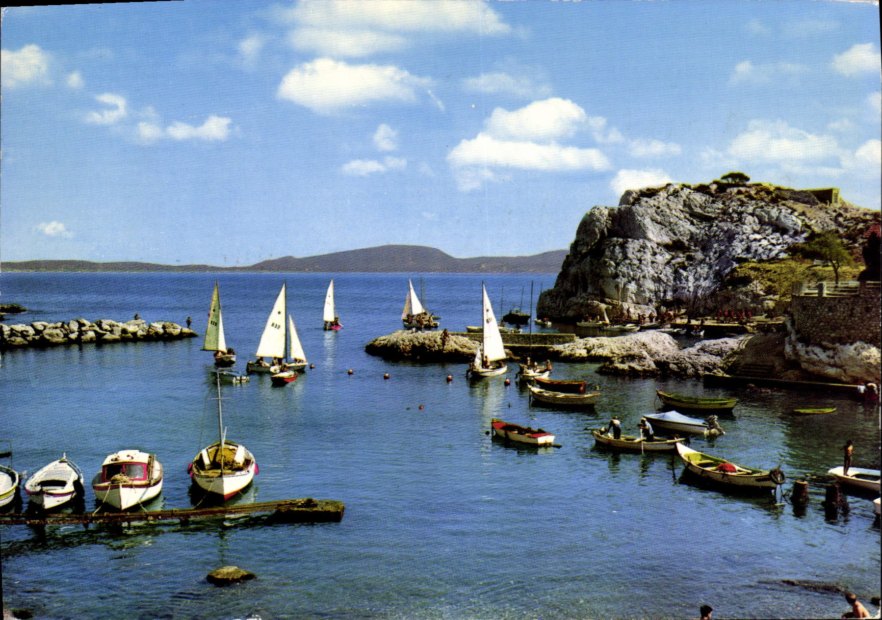 CPM La Cote Bleue Calanque de Niolon Voillers en evolution dans le Port