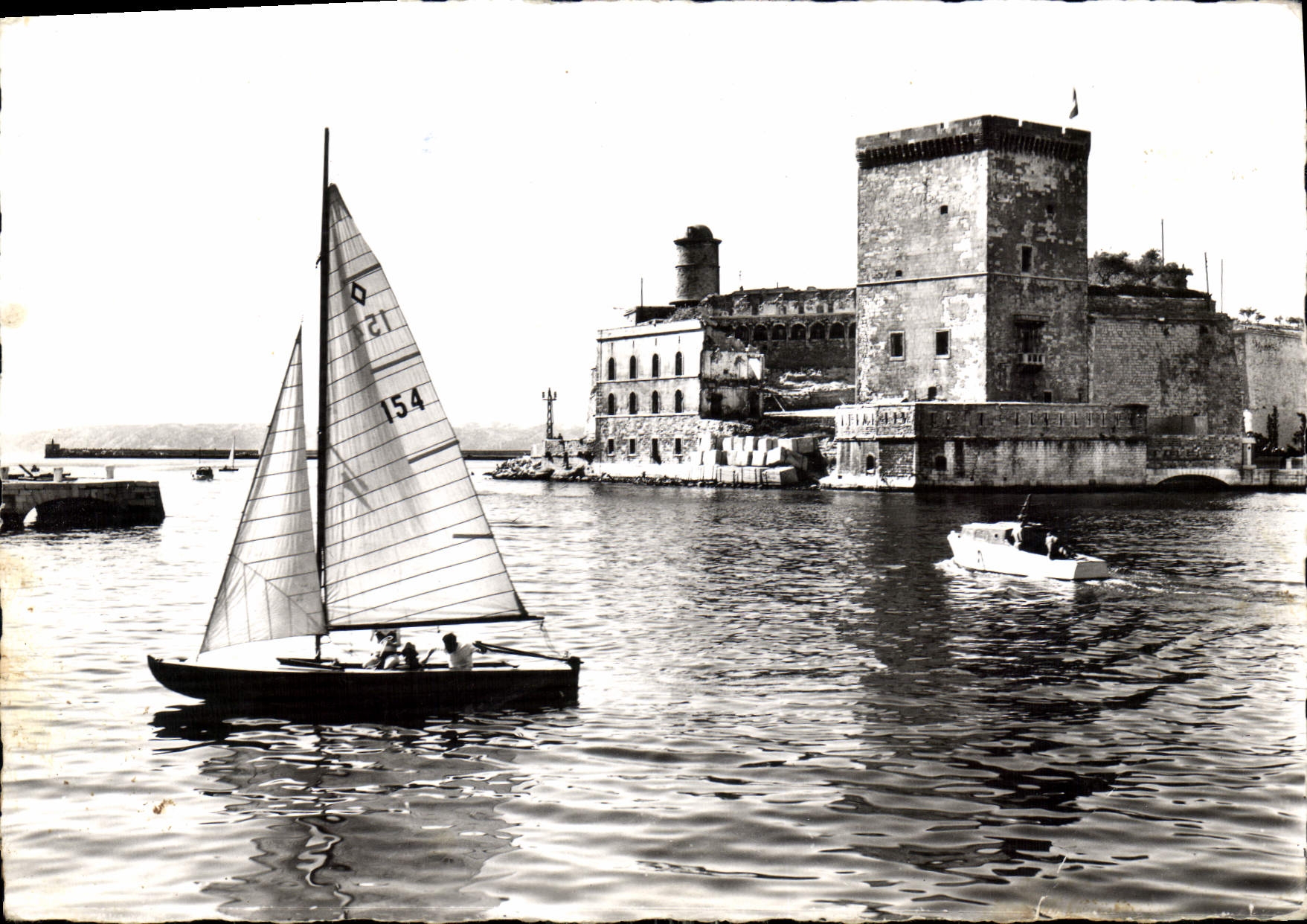 CPM Le Carrefour du Monde Marseille L'Entree du Port et le Fort Saint Jean Bateau