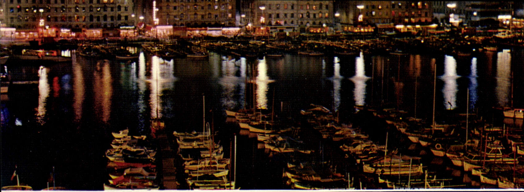CPM Le Carrefour du Monde Marseille Jeux de lumiere dans les eaux du Vieix Port au fond Notre Dame d