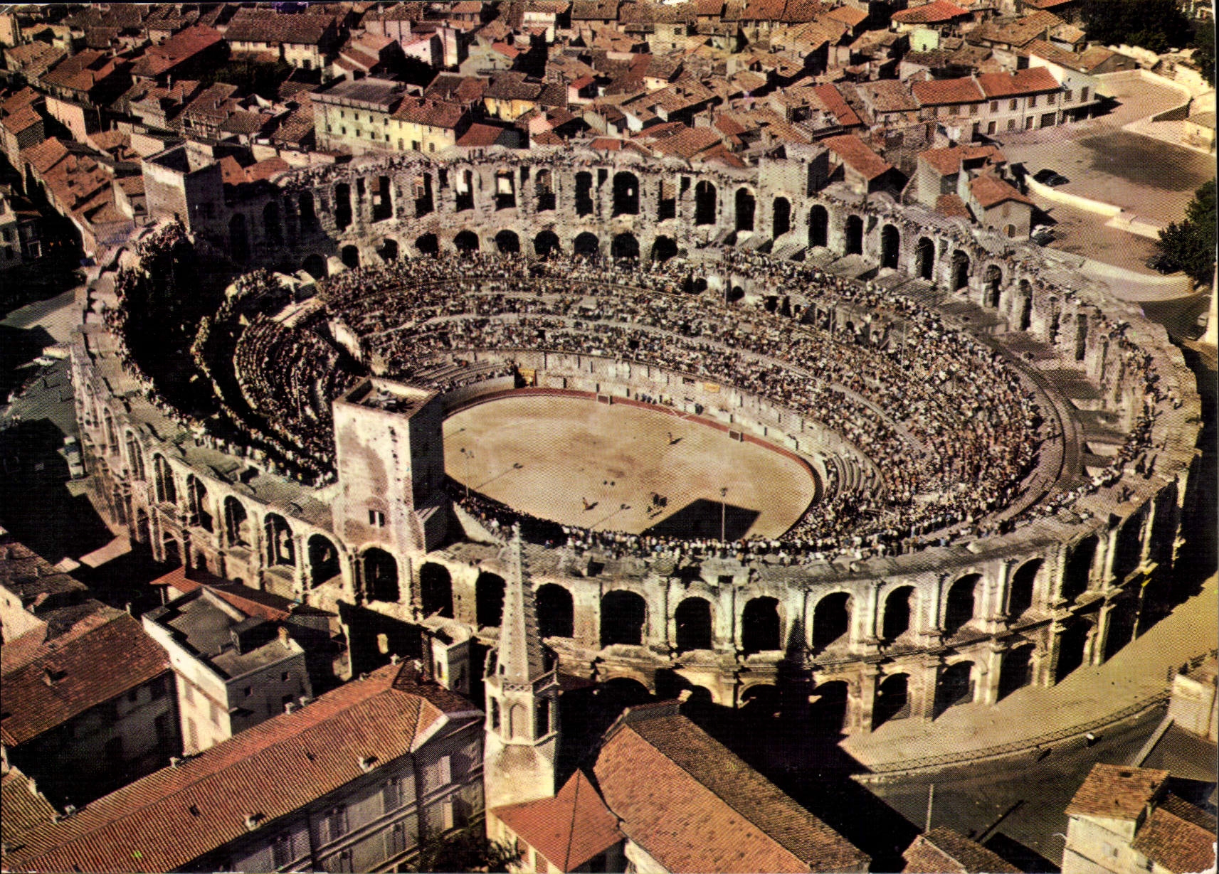 CPM Arles Bouches du Rhone Les Arenes par avion un jour de corrida 