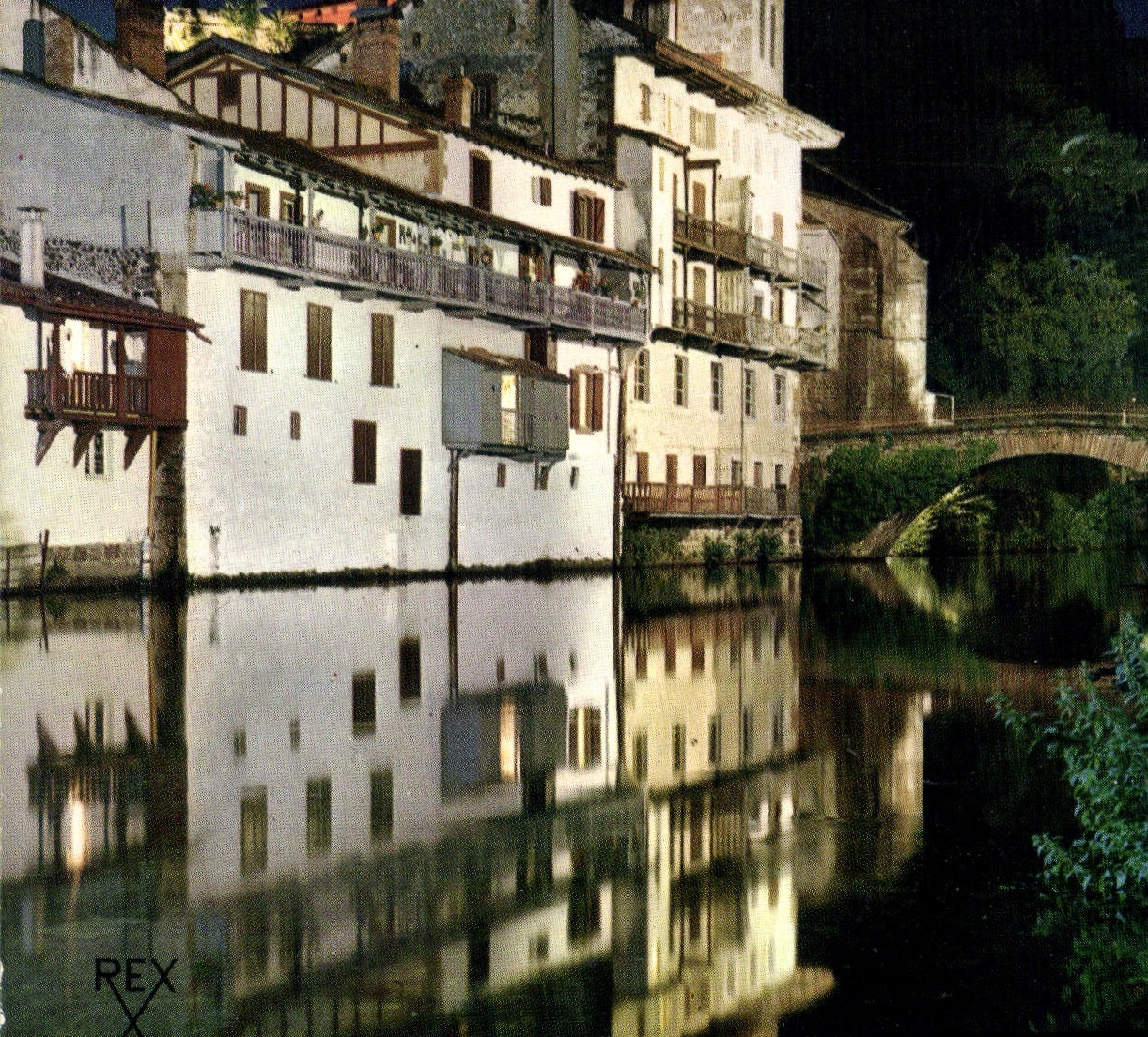 CPM St Jean Peid de Port B P l'Eglise et les vieilles Maisons sur la Nive la nuit 