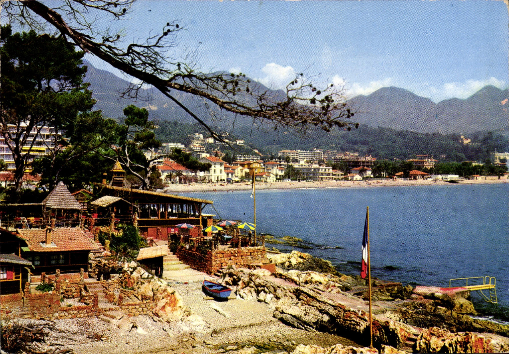 CPM Les Sites Merveilleux de la Cote d'Azur Roquebrune Cap Martin A M vue sur les Plages de Carnoles