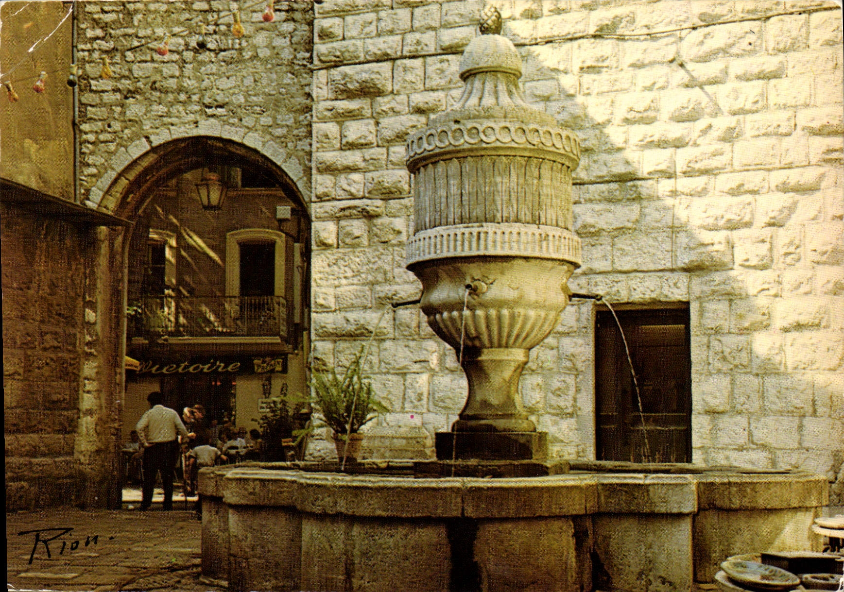 CPM La Cote d'Azur inoubliable Vence la Jolie Fonatine du Peyrat 