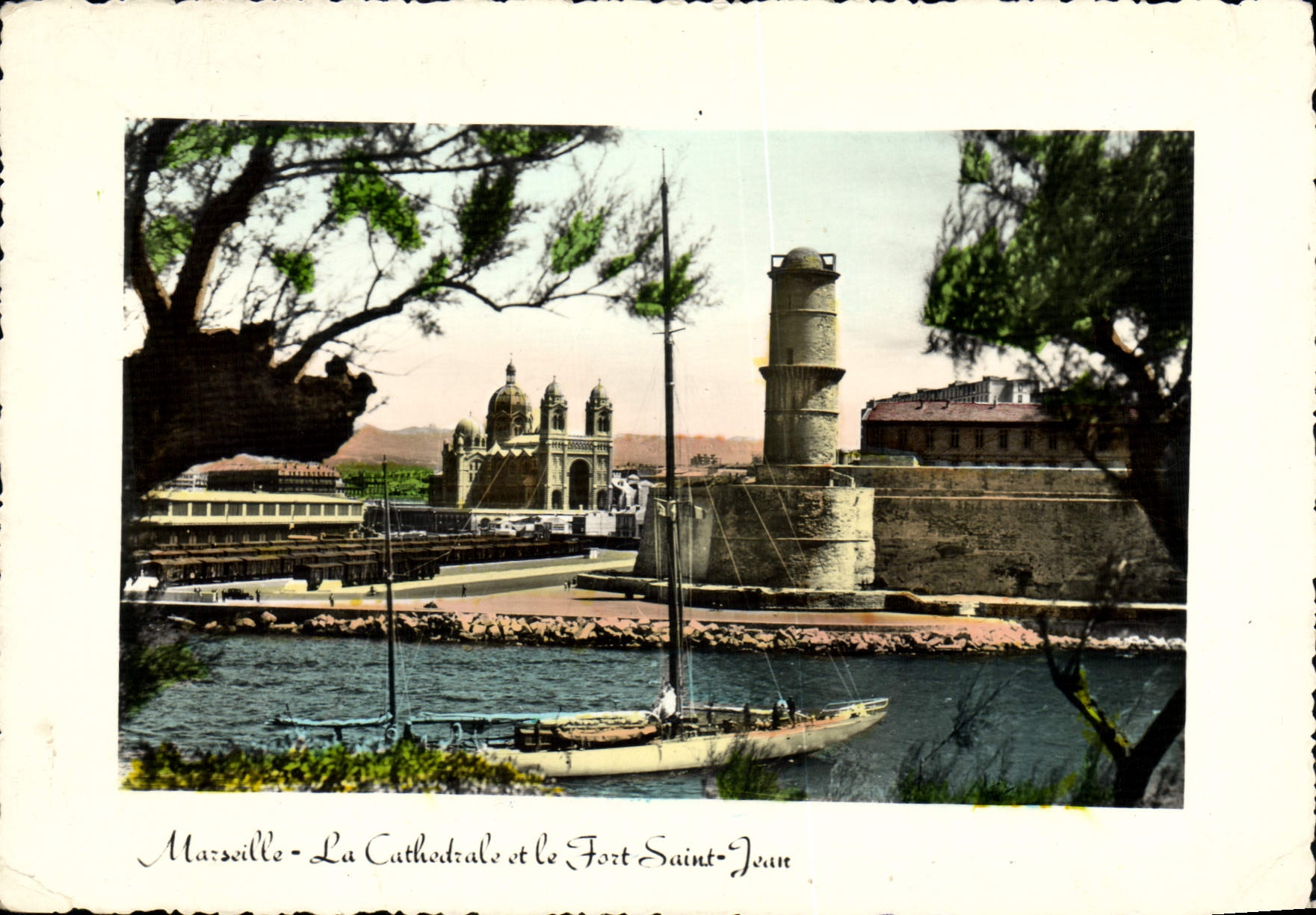 CPM Marseille La Cathedrale et le Fort Saint Jean Bateau