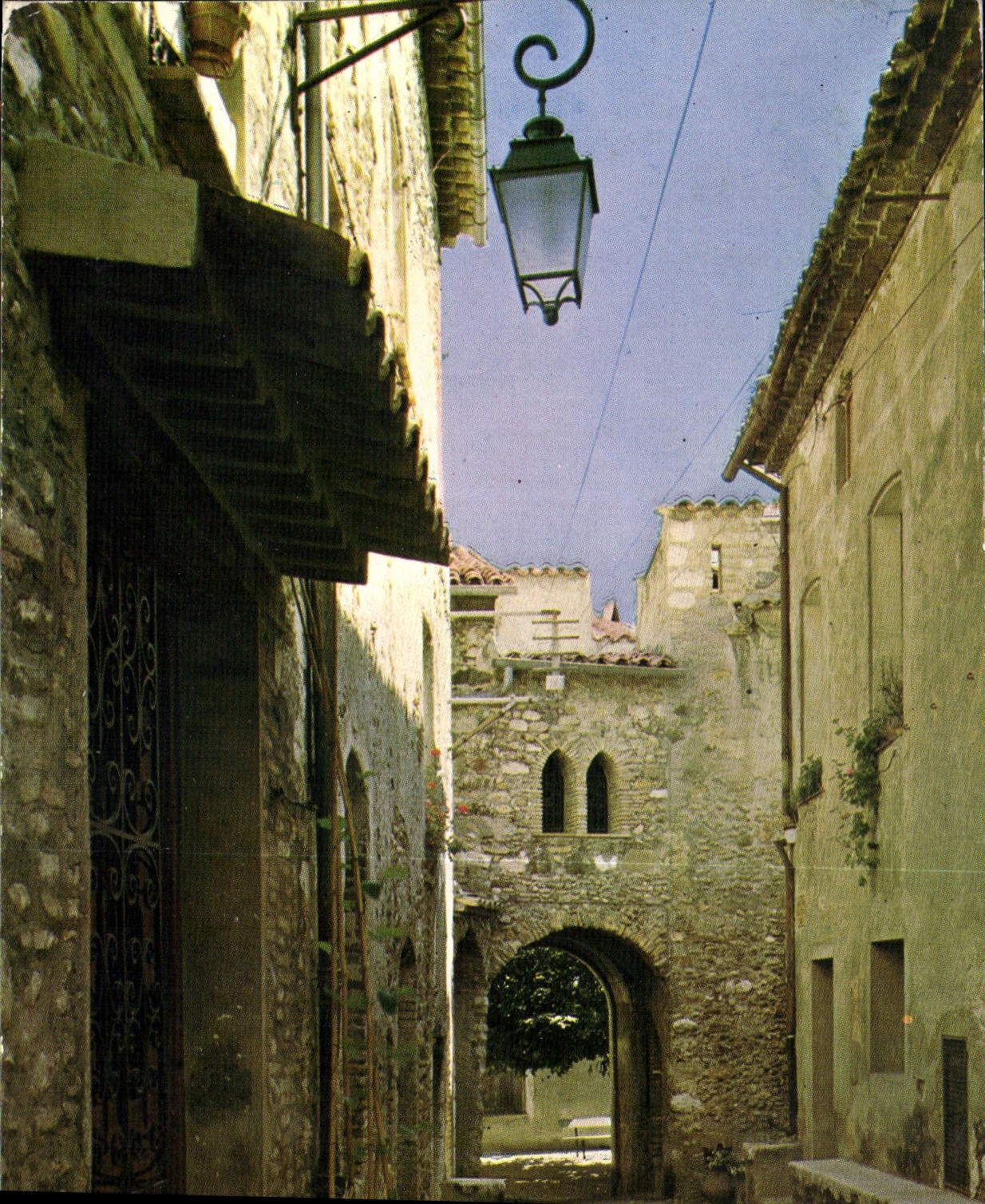 CPM Cote d'Azur Saint Paul Alpes Maritimes Une Rue du Village 