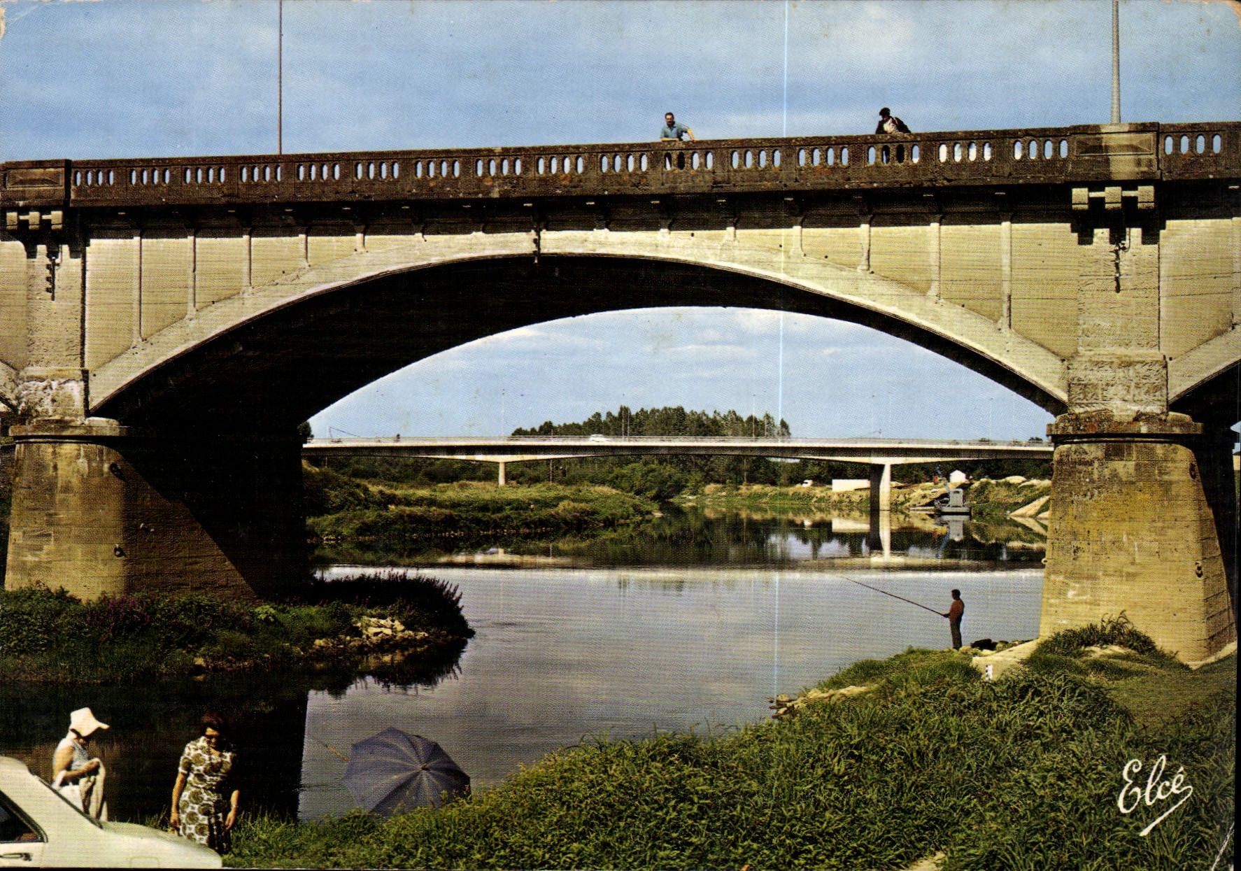 CPM Dax Landes Vue de l'ancien pont vers le nouveau pont sur l'Adour 