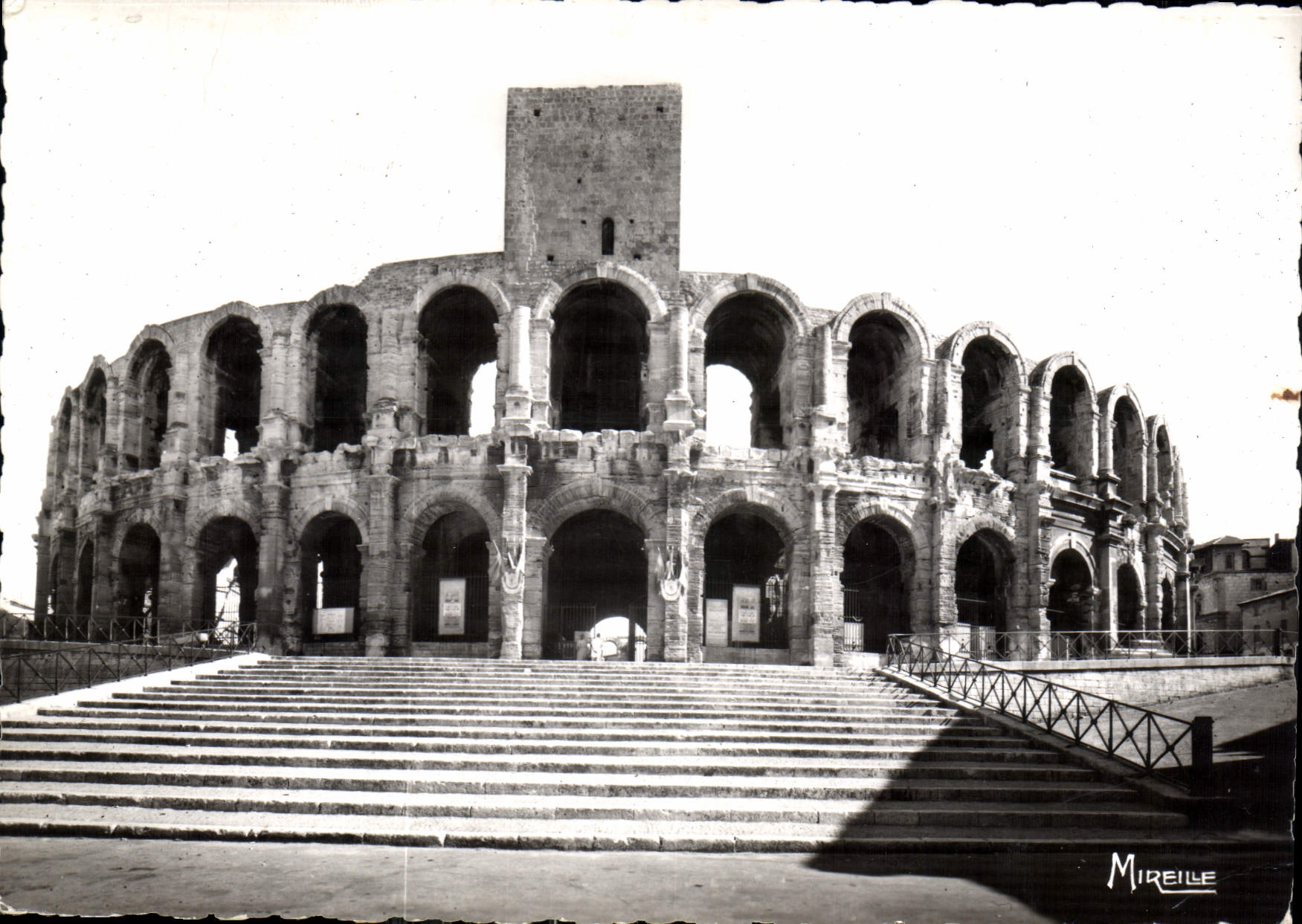 CPM Arles B du R L'Amphitheatre les Arenes 