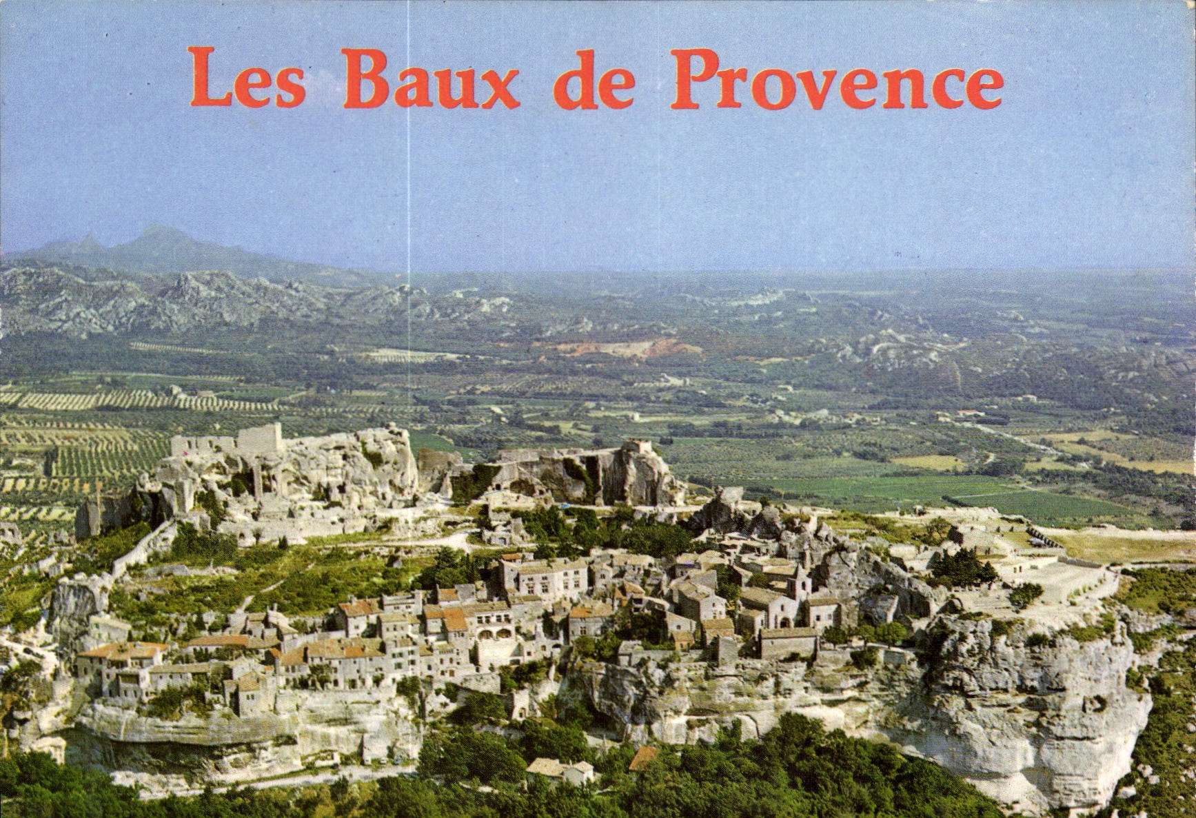 CPM Les Baux de Provence Bouches du Rhone vue par avion sur la cite