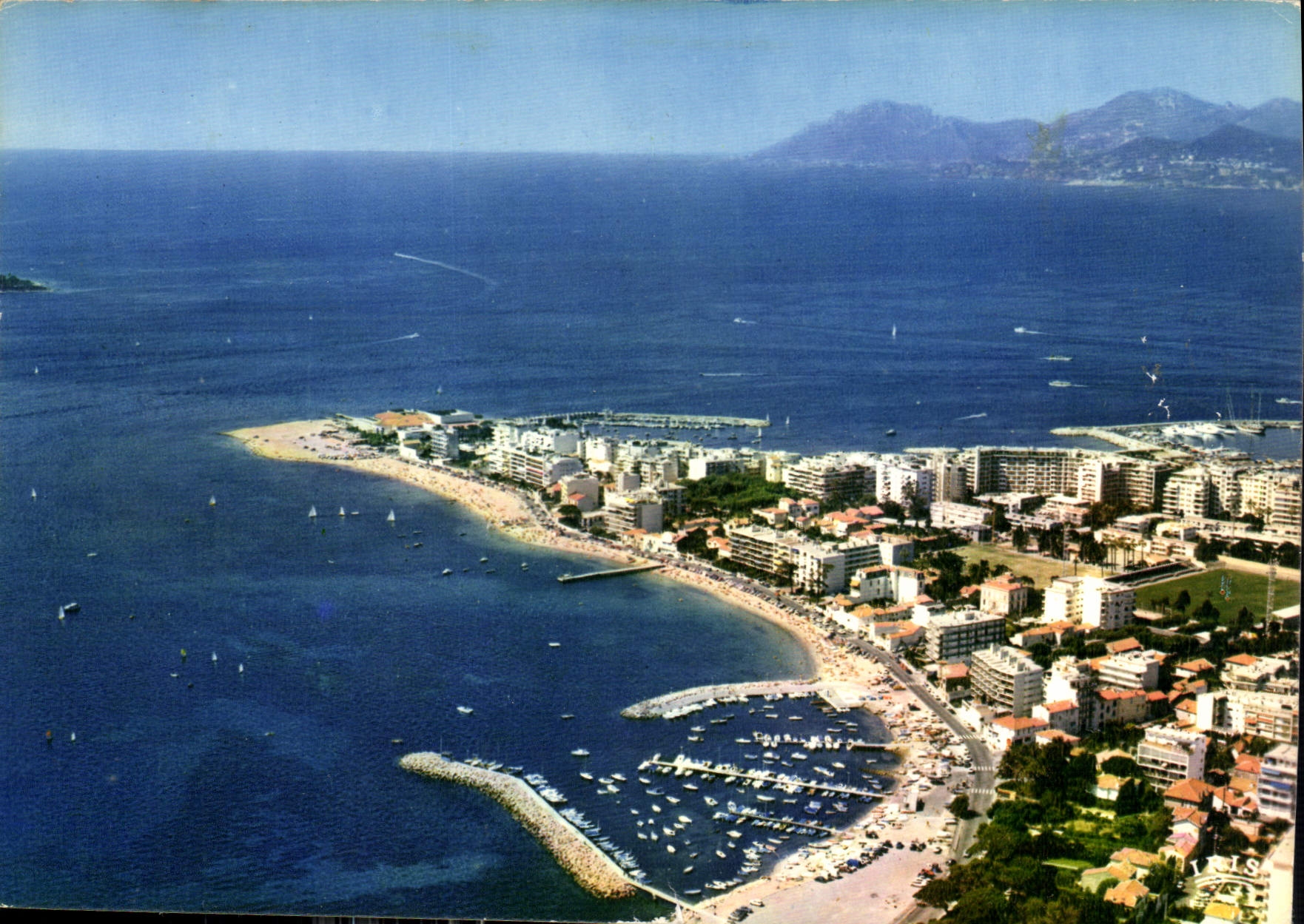 CPM Reflets de la Cote d'Azur Cannes A mmes vue aerienne sur le Palm Beach et le Port Canto au loin