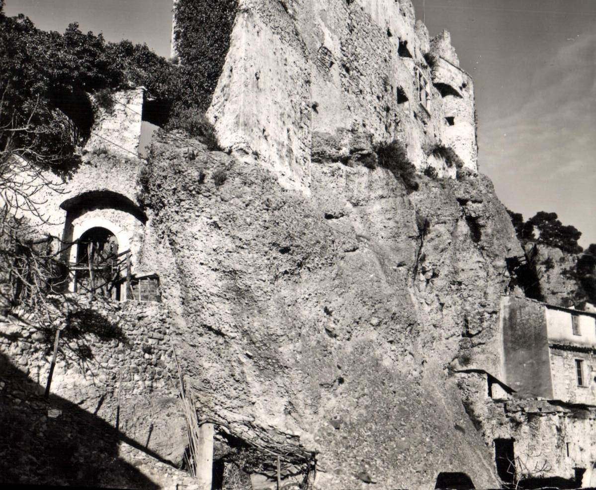 CPM Roquebrune Village le vieux chateau et son donjon feodal facade S O 